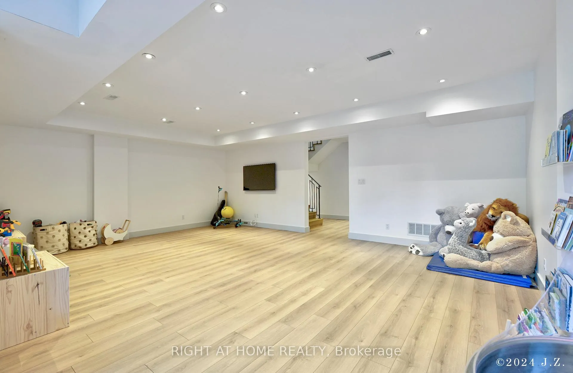 Photo 36 of 521 Atlas Avenue, Toronto, Humewood-Cedarvale — HOMEH