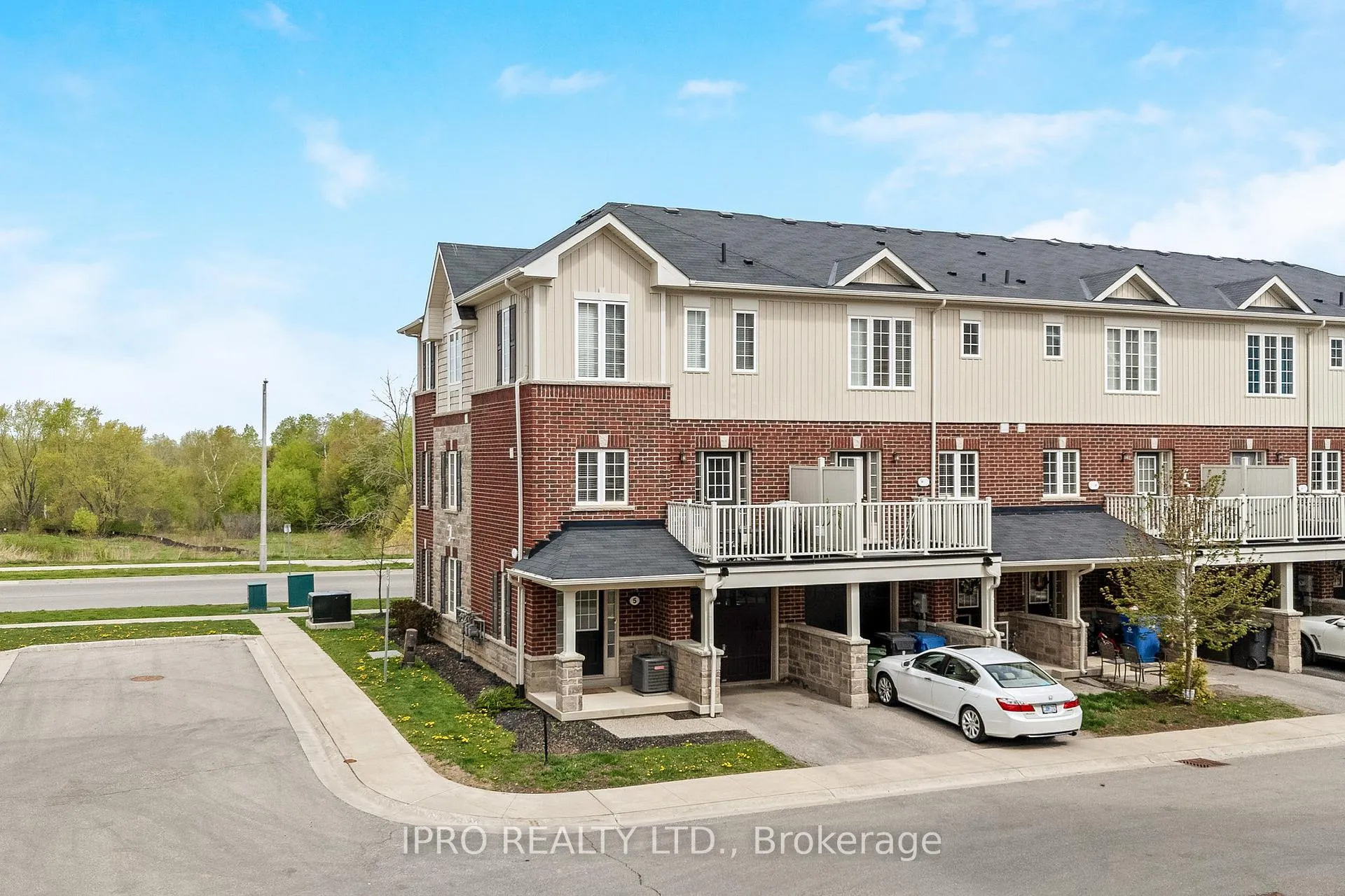 Photo 3 of Unit 5, 88 Decorso Drive, Guelph, Kortright East — HOMEH
