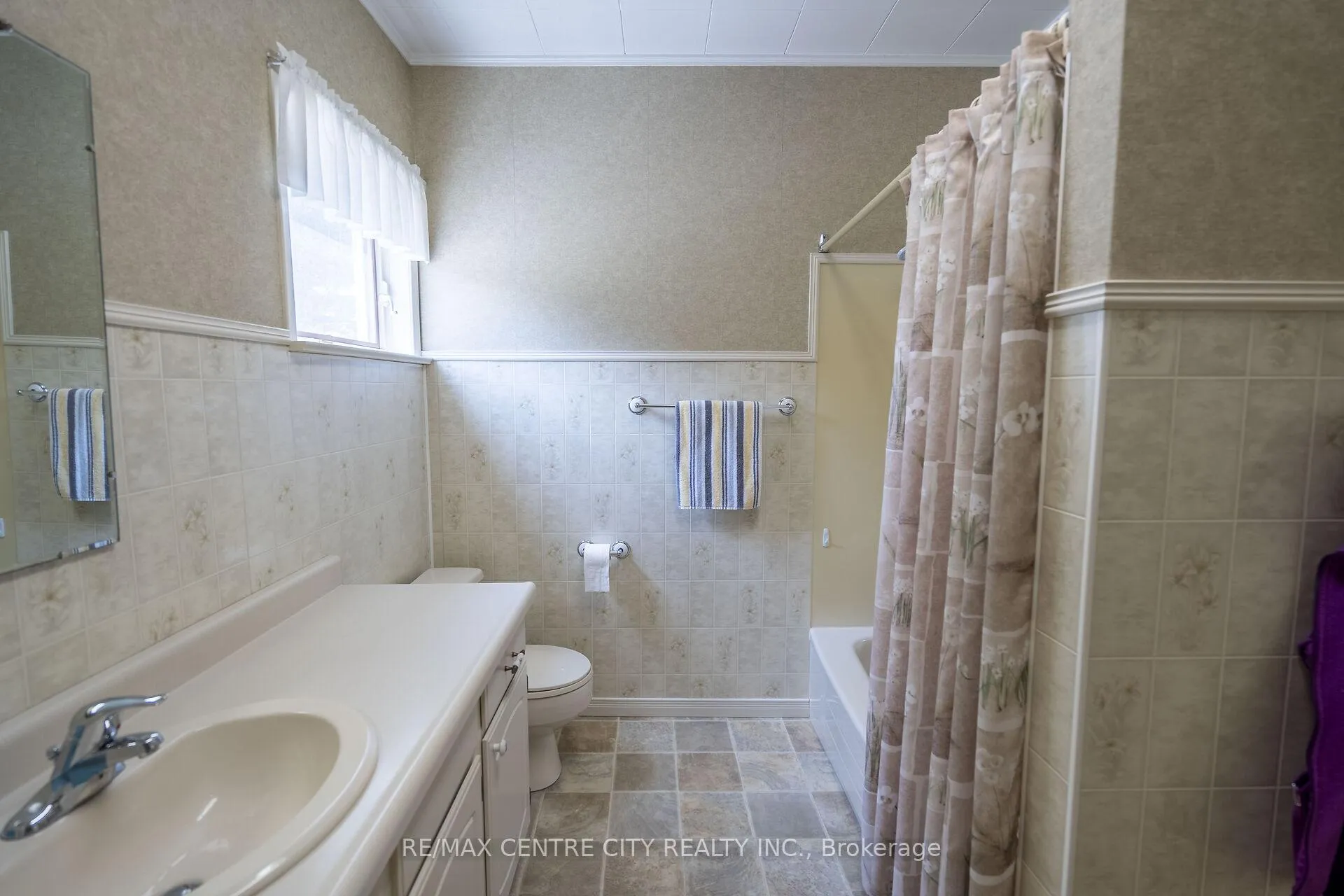Photo 19 of 2169 Cromarty Drive, Thames Centre, Dorchester — HOMEH