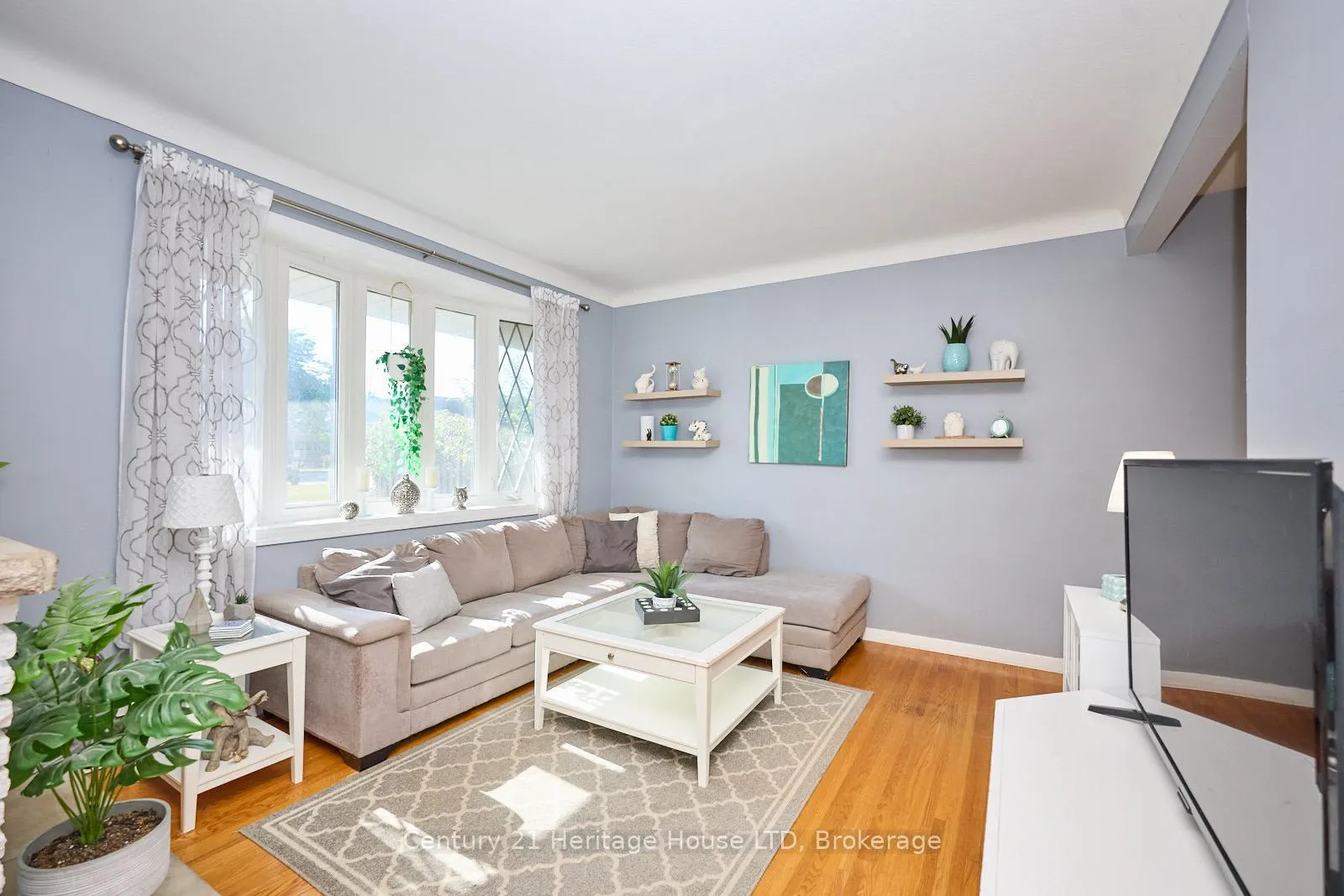 Photo 4 of 3835 Windermere Road, Niagara Falls, Stamford — HOMEH