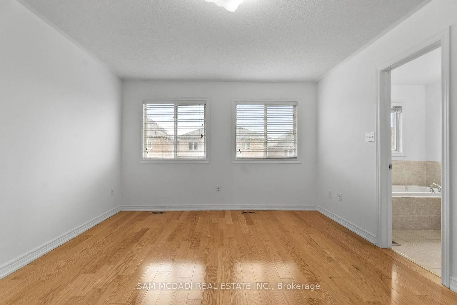 Photo 14 of 23 Manordale Crescent, Vaughan, Vellore Village — HOMEH