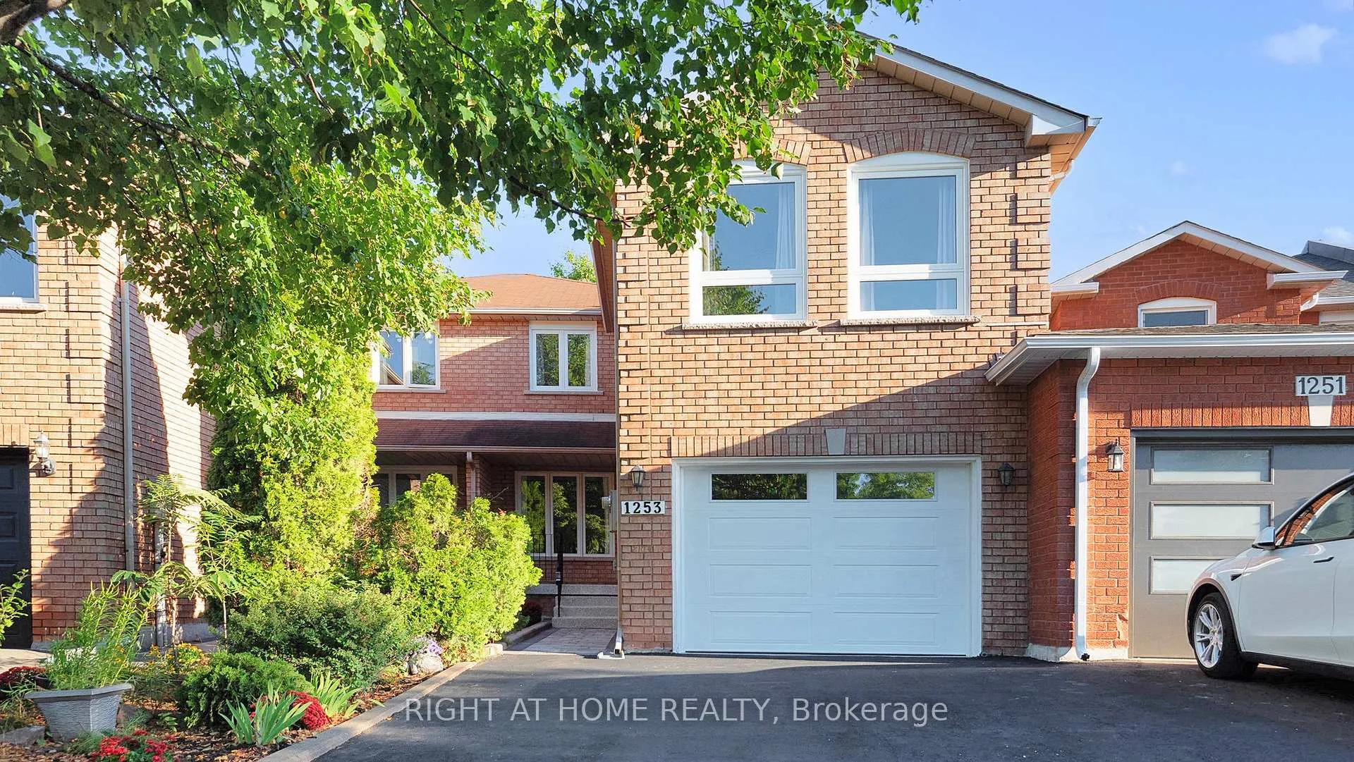 Photo 3 of 1253 Blackburn Drive, Oakville, Glen Abbey — HOMEH