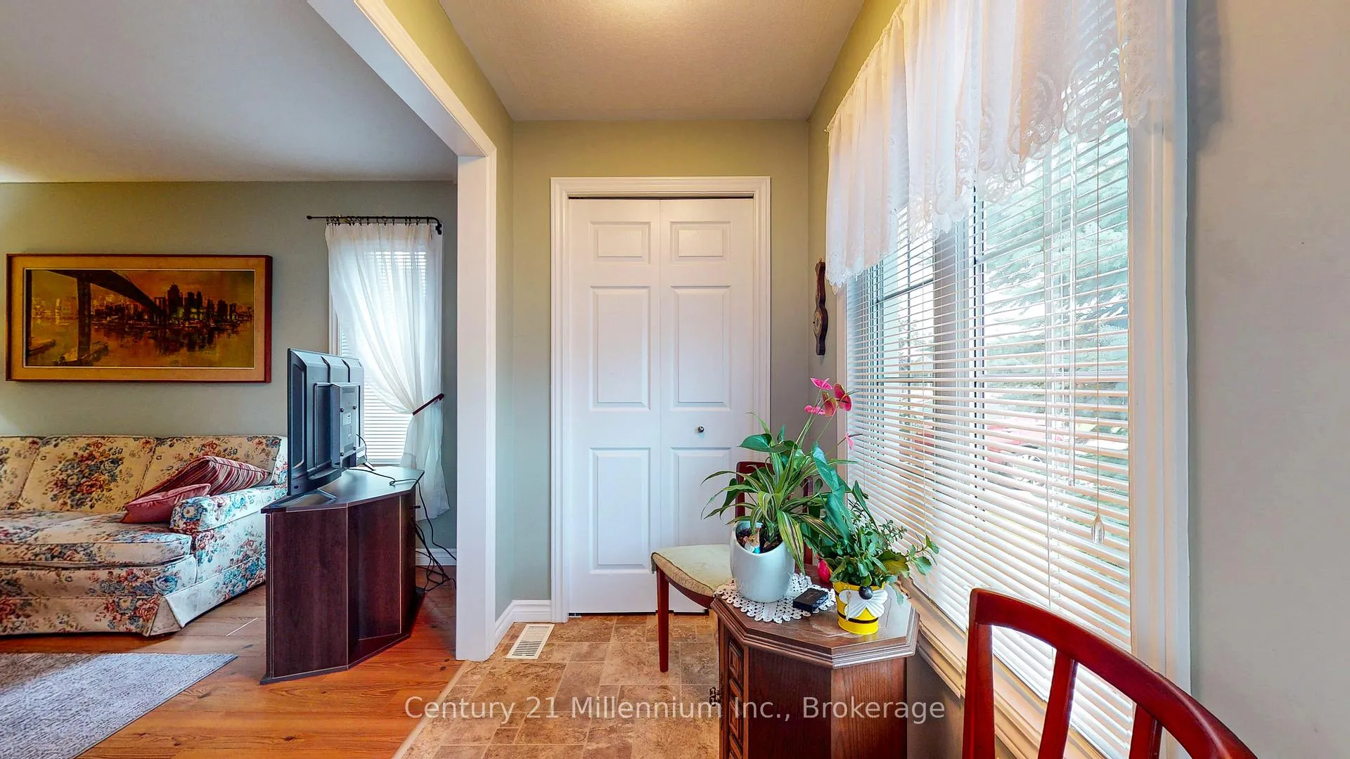 Photo 3 of 11 Virginia Avenue, Wasaga Beach — HOMEH
