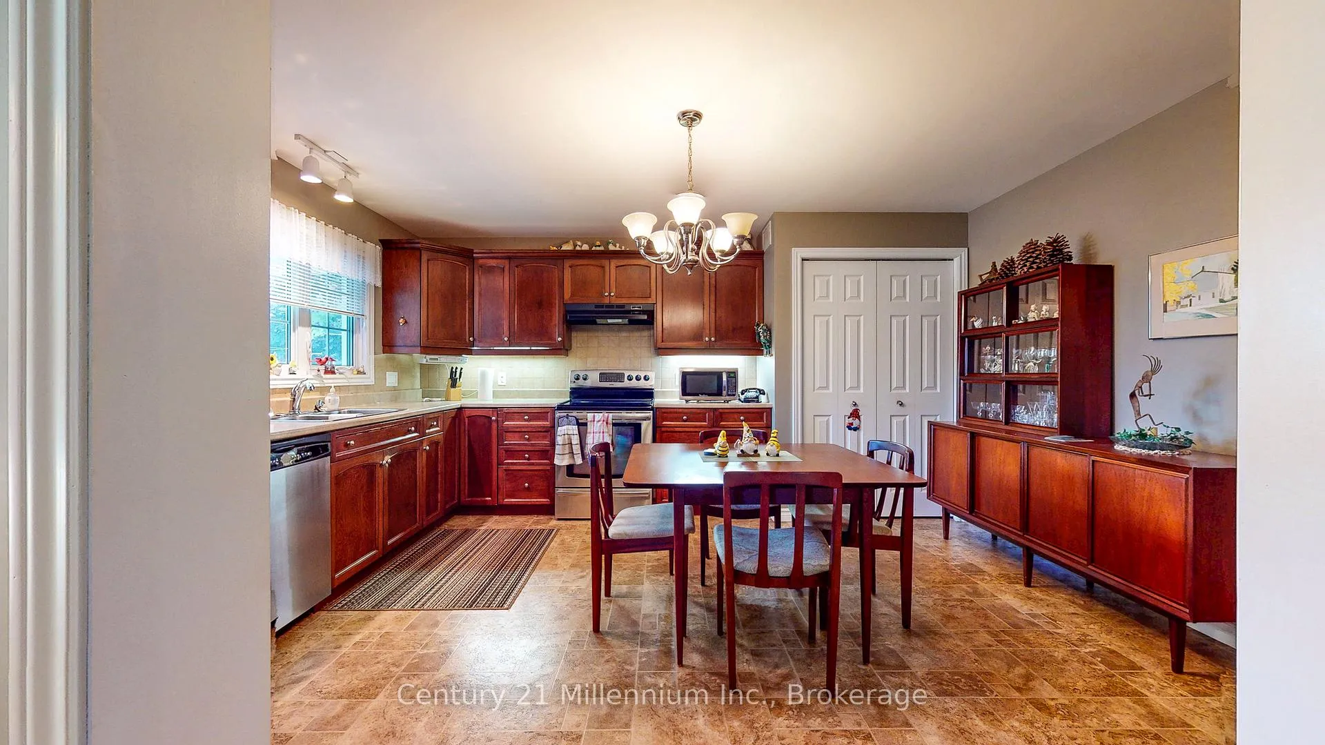 Photo 8 of 11 Virginia Avenue, Wasaga Beach — HOMEH