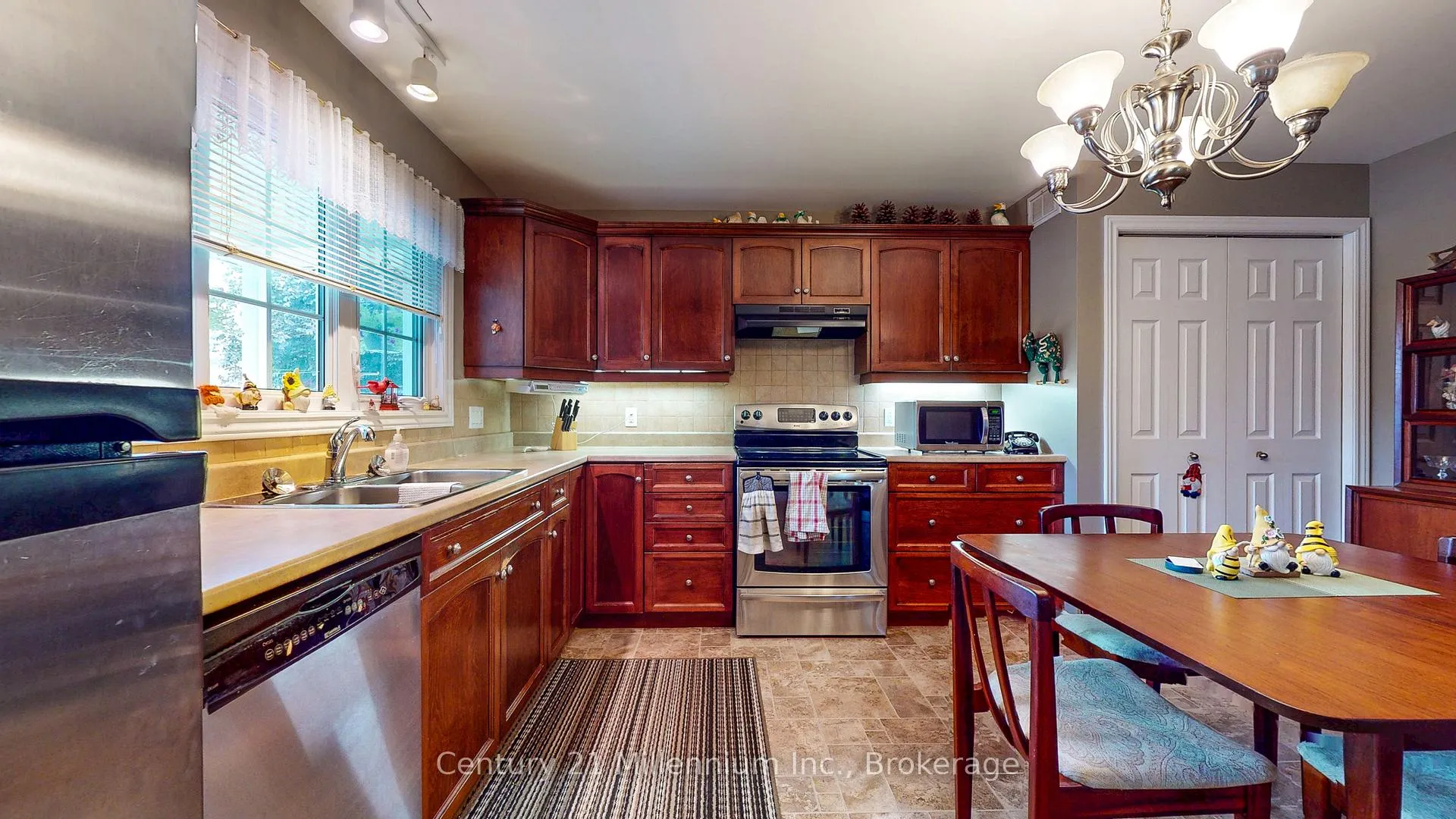 Photo 9 of 11 Virginia Avenue, Wasaga Beach — HOMEH