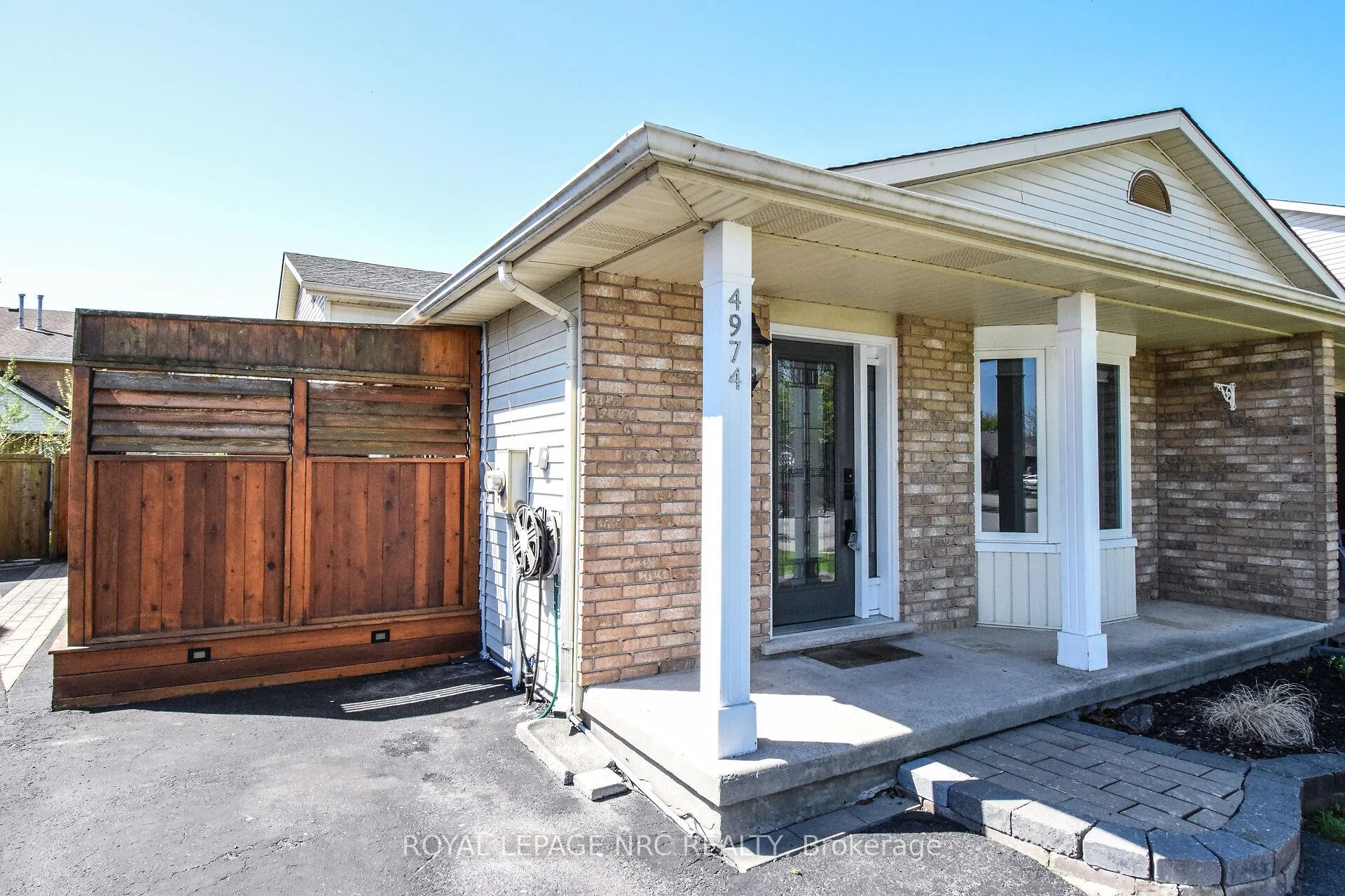 Photo 2 of 4974 Windgate Drive E, Niagara Falls, Ascot — HOMEH