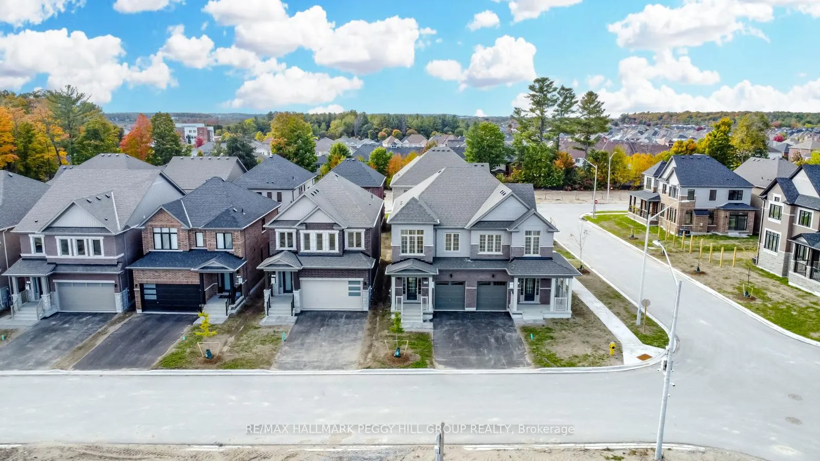 Photo 2 of 9 Amsterdam Drive, Barrie, Innis-Shore — HOMEH