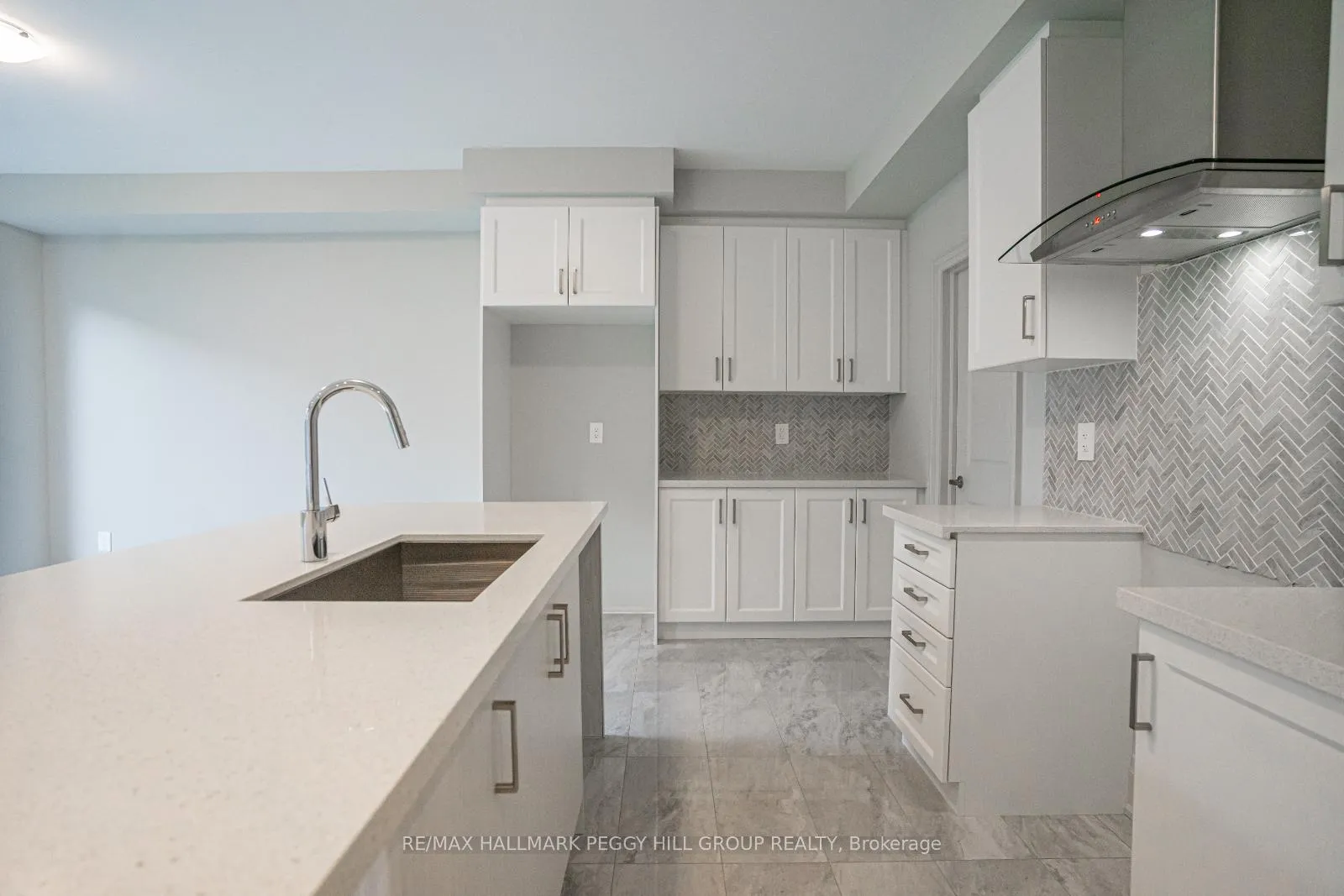 Photo 4 of 9 Amsterdam Drive, Barrie, Innis-Shore — HOMEH