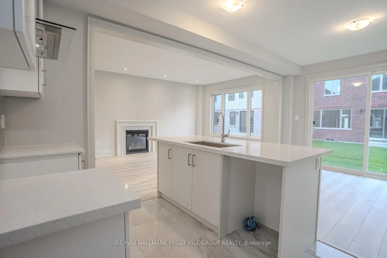 Photo 5 of 9 Amsterdam Drive, Barrie, Innis-Shore — HOMEH