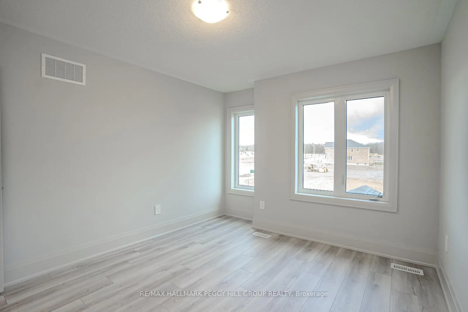 Photo 12 of 9 Amsterdam Drive, Barrie, Innis-Shore — HOMEH
