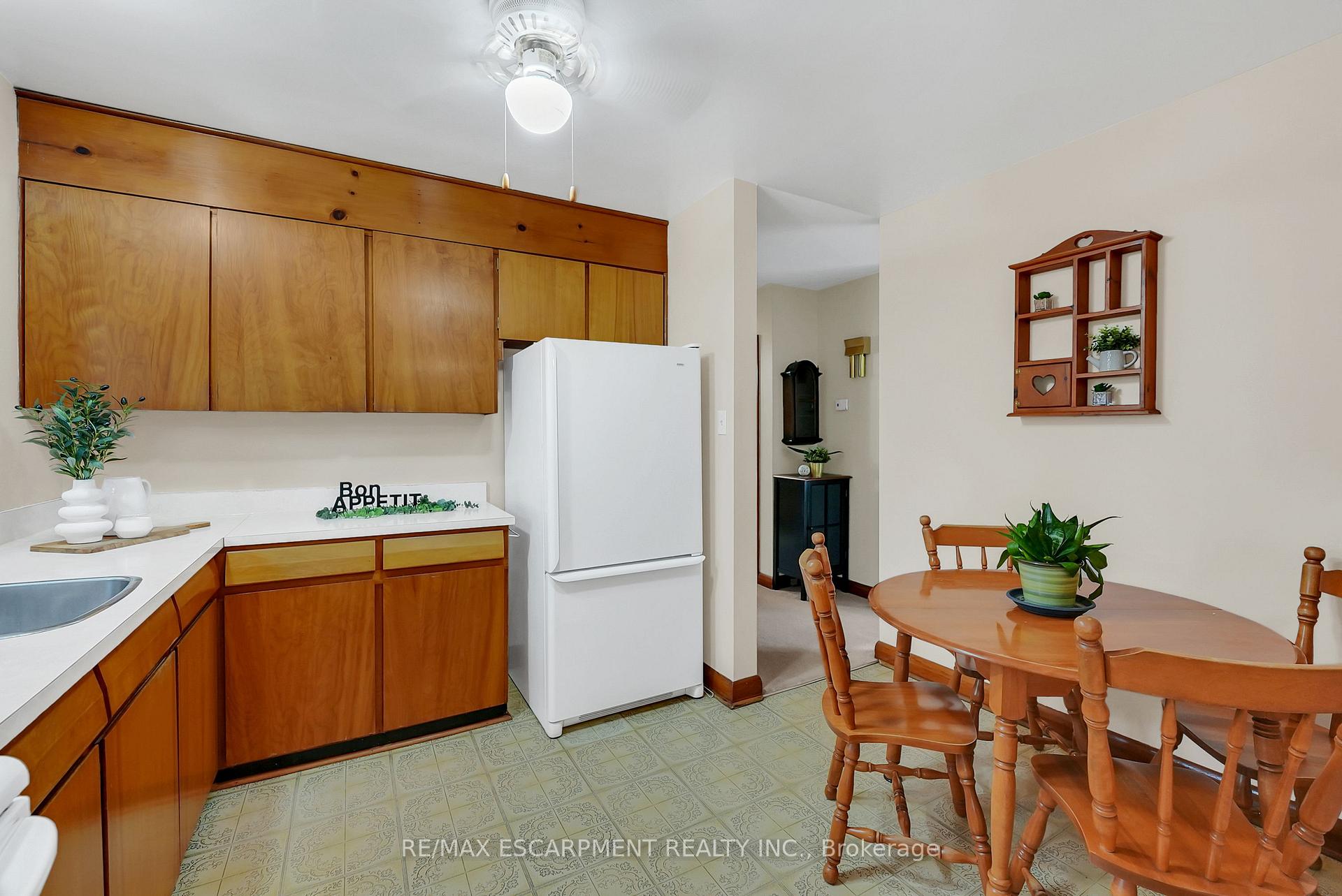 Photo 7 of 11 Kelson Avenue N, Grimsby, Grimsby West — HOMEH