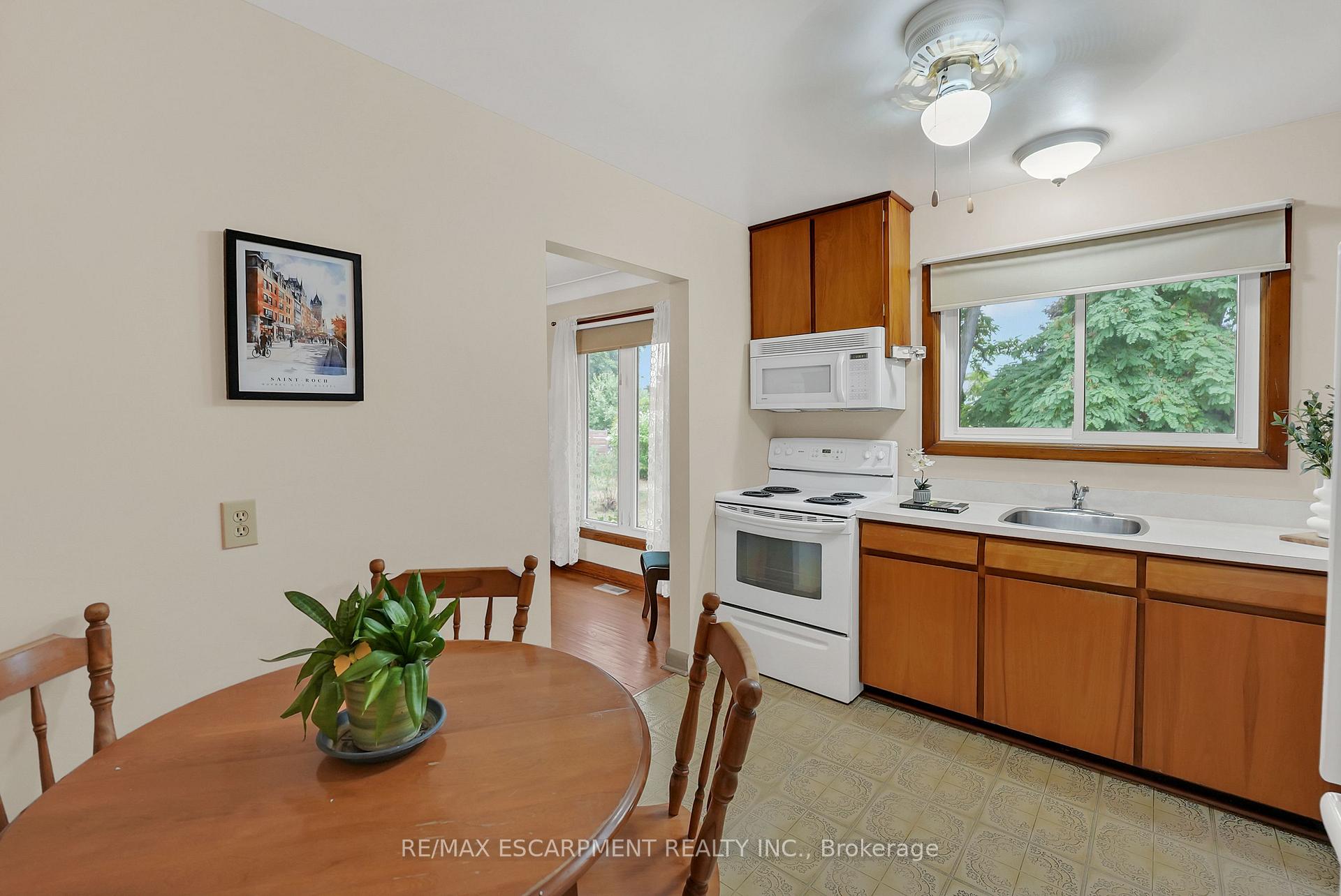 Photo 9 of 11 Kelson Avenue N, Grimsby, Grimsby West — HOMEH