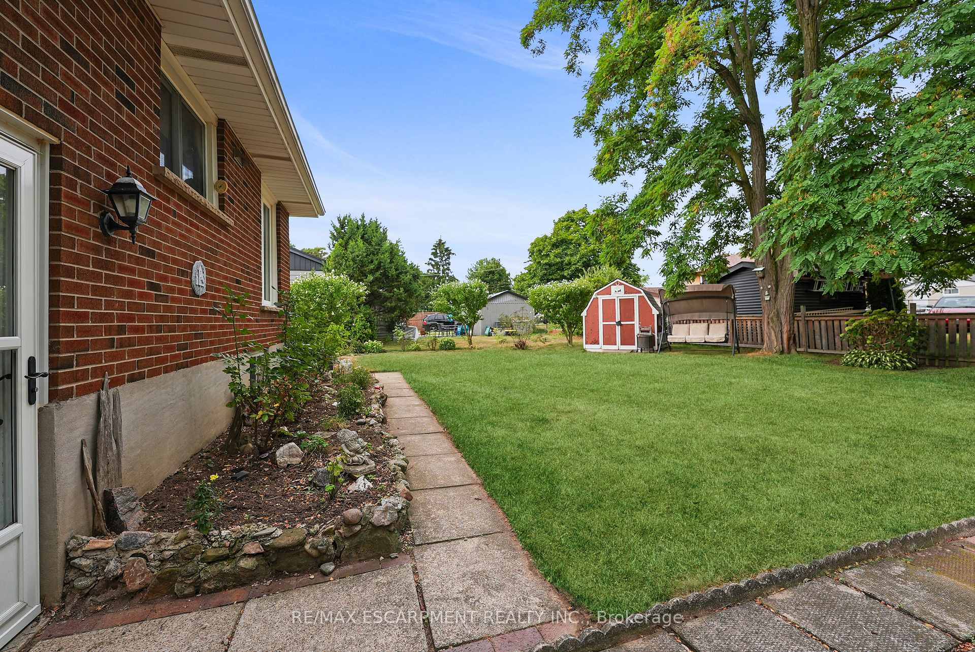 Photo 19 of 11 Kelson Avenue N, Grimsby, Grimsby West — HOMEH