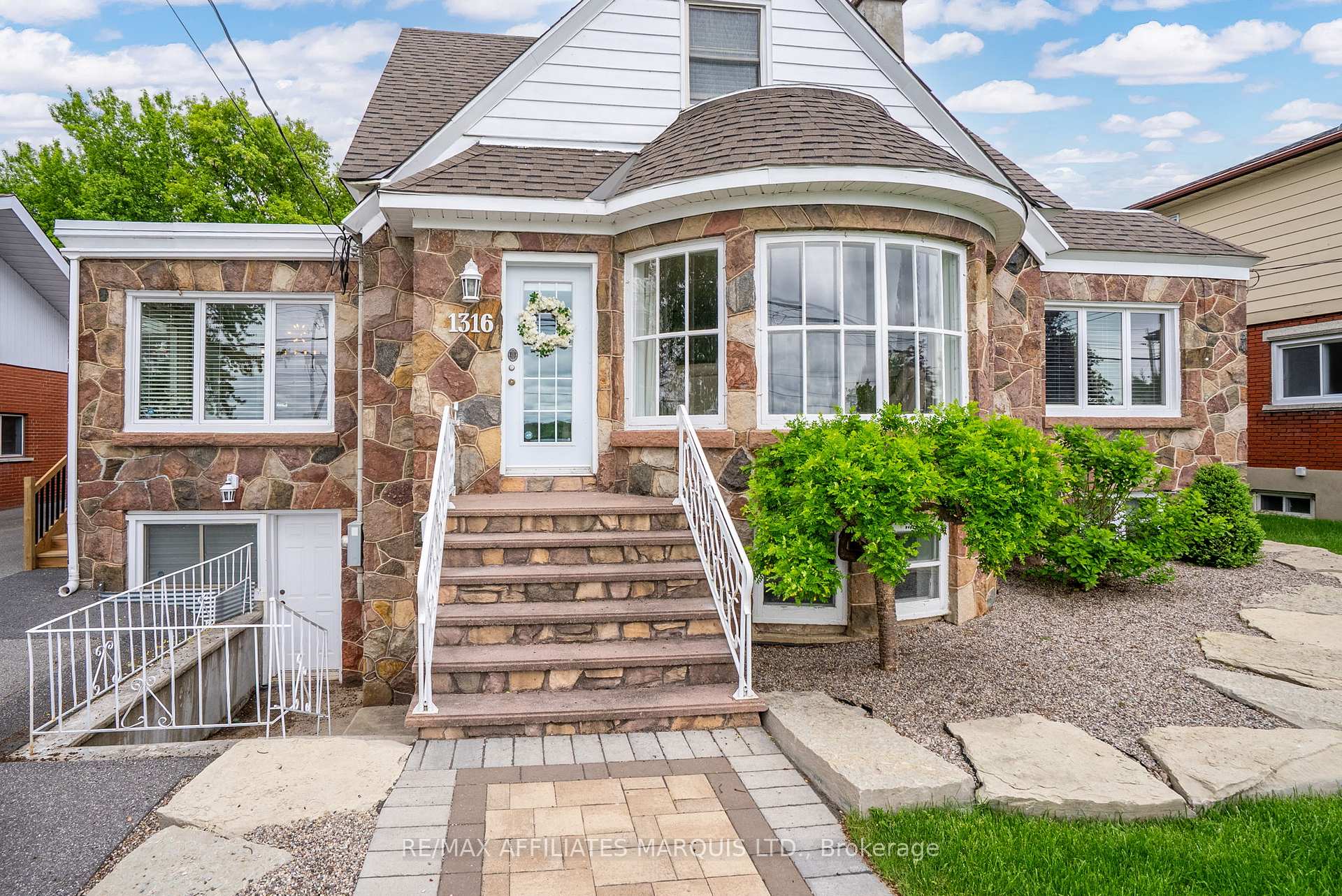 Photo 3 of 1316 Montreal Road, Cornwall — HOMEH