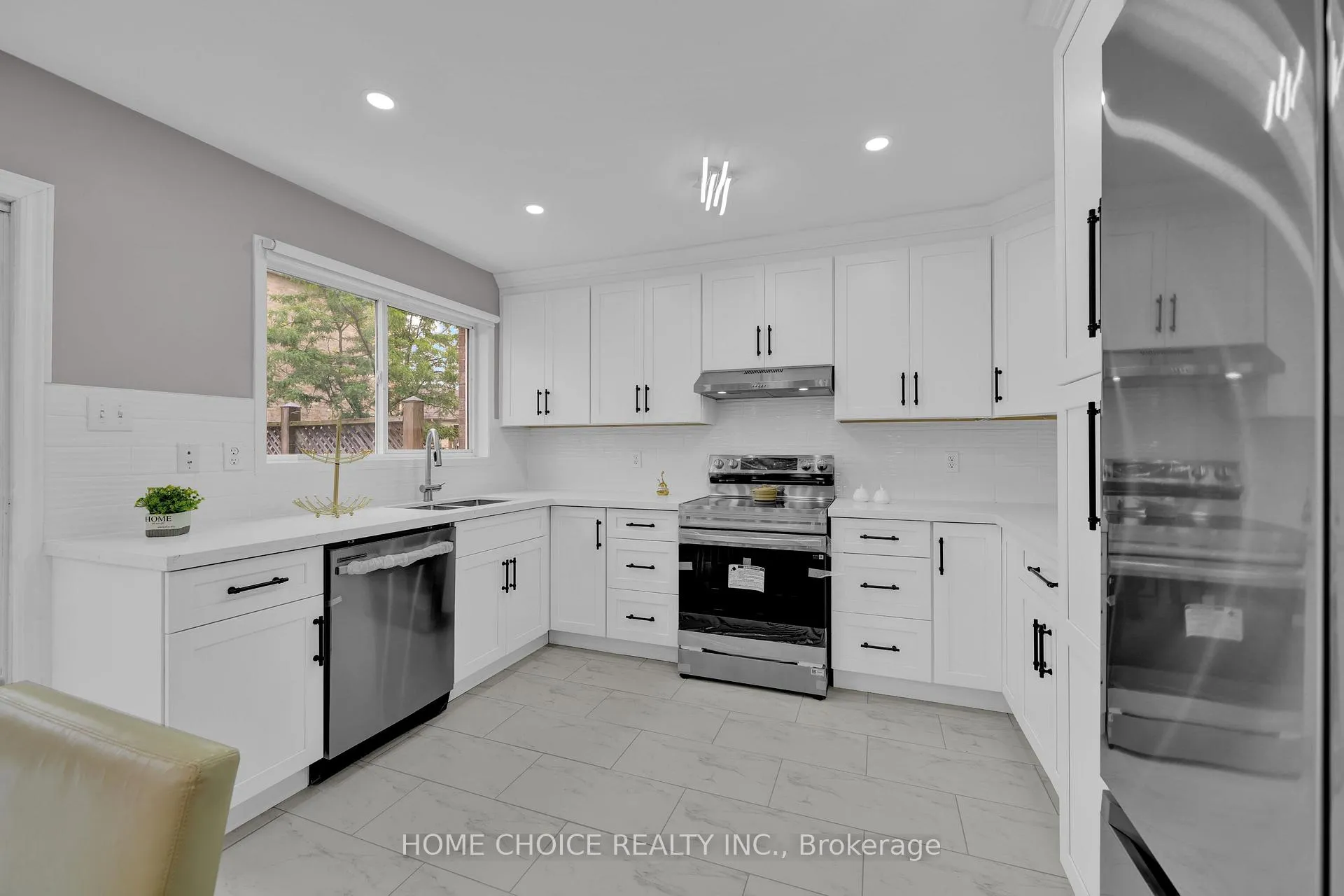 Photo 17 of 106 Brighton Road N, Barrie, Grove East — HOMEH