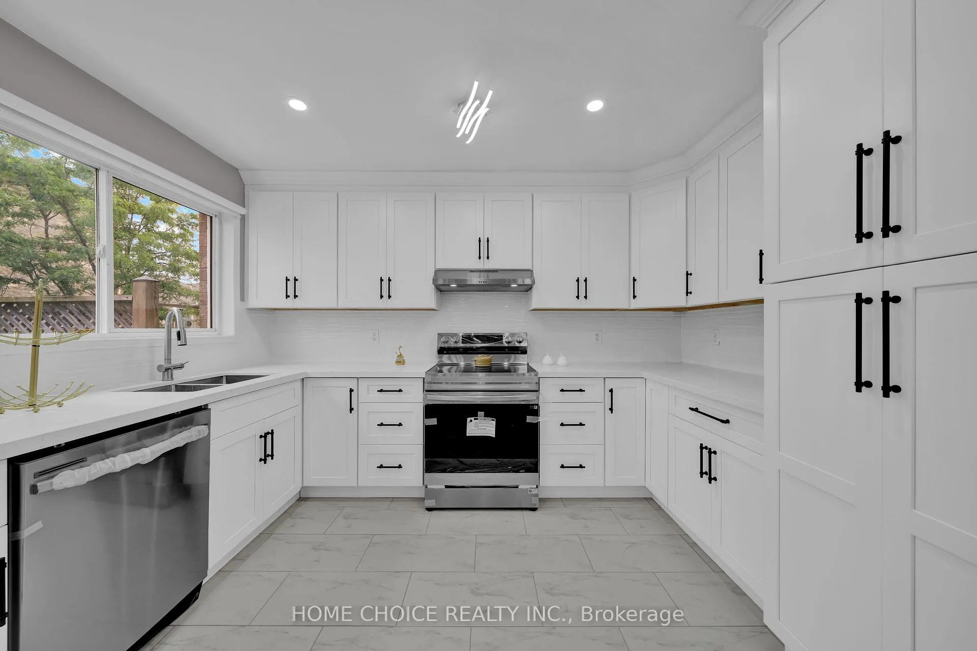 Photo 19 of 106 Brighton Road N, Barrie, Grove East — HOMEH