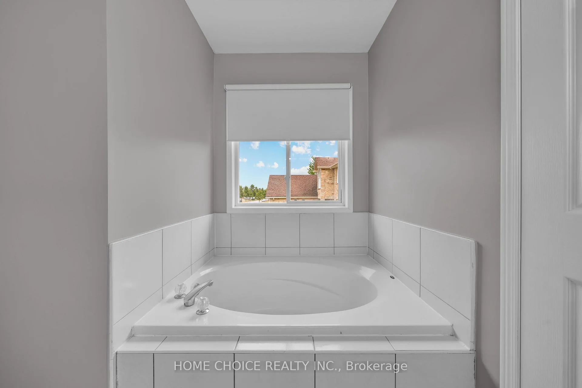 Photo 25 of 106 Brighton Road N, Barrie, Grove East — HOMEH
