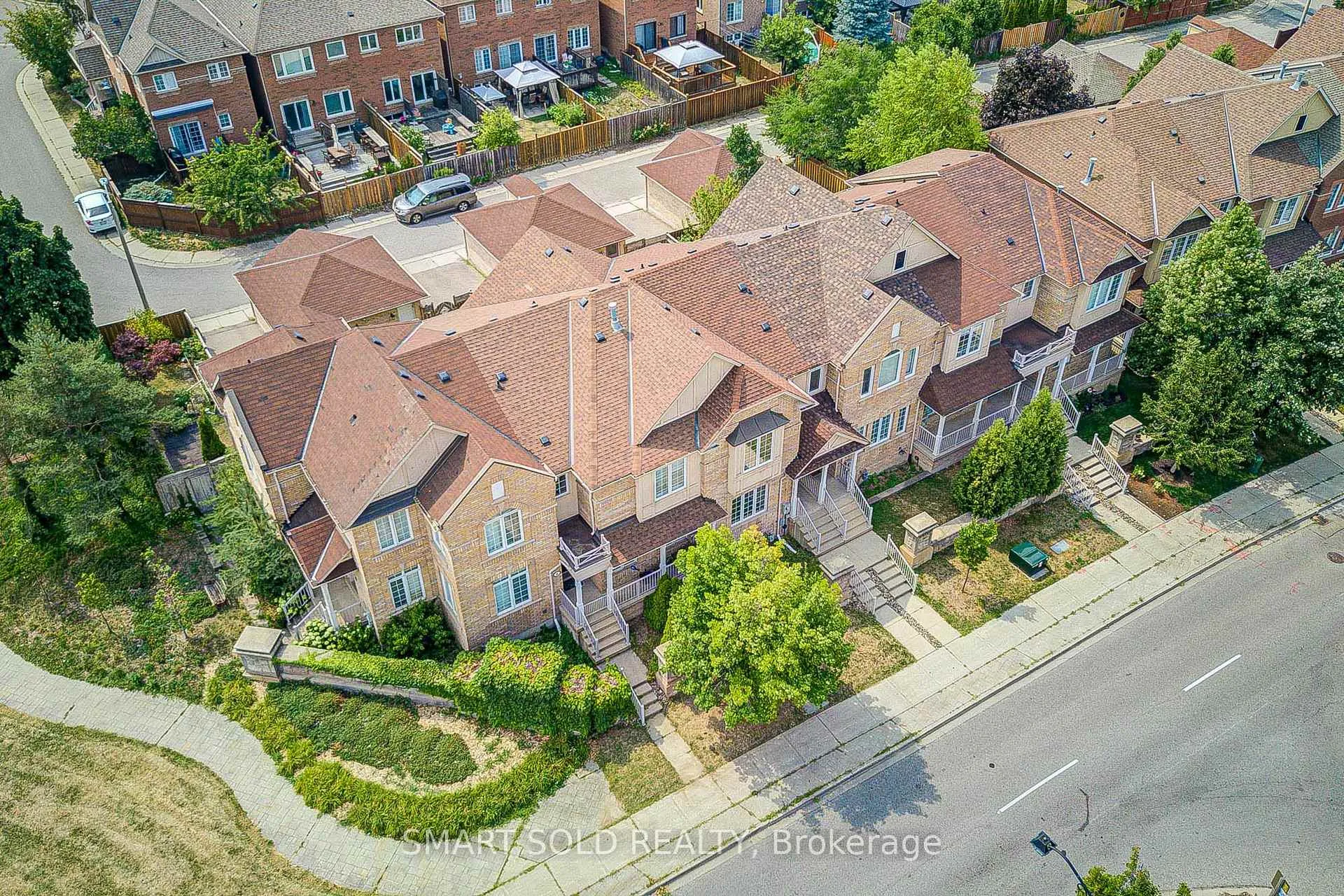 Photo 4 of 4 Thornhill Woods Drive, Vaughan, Patterson — HOMEH