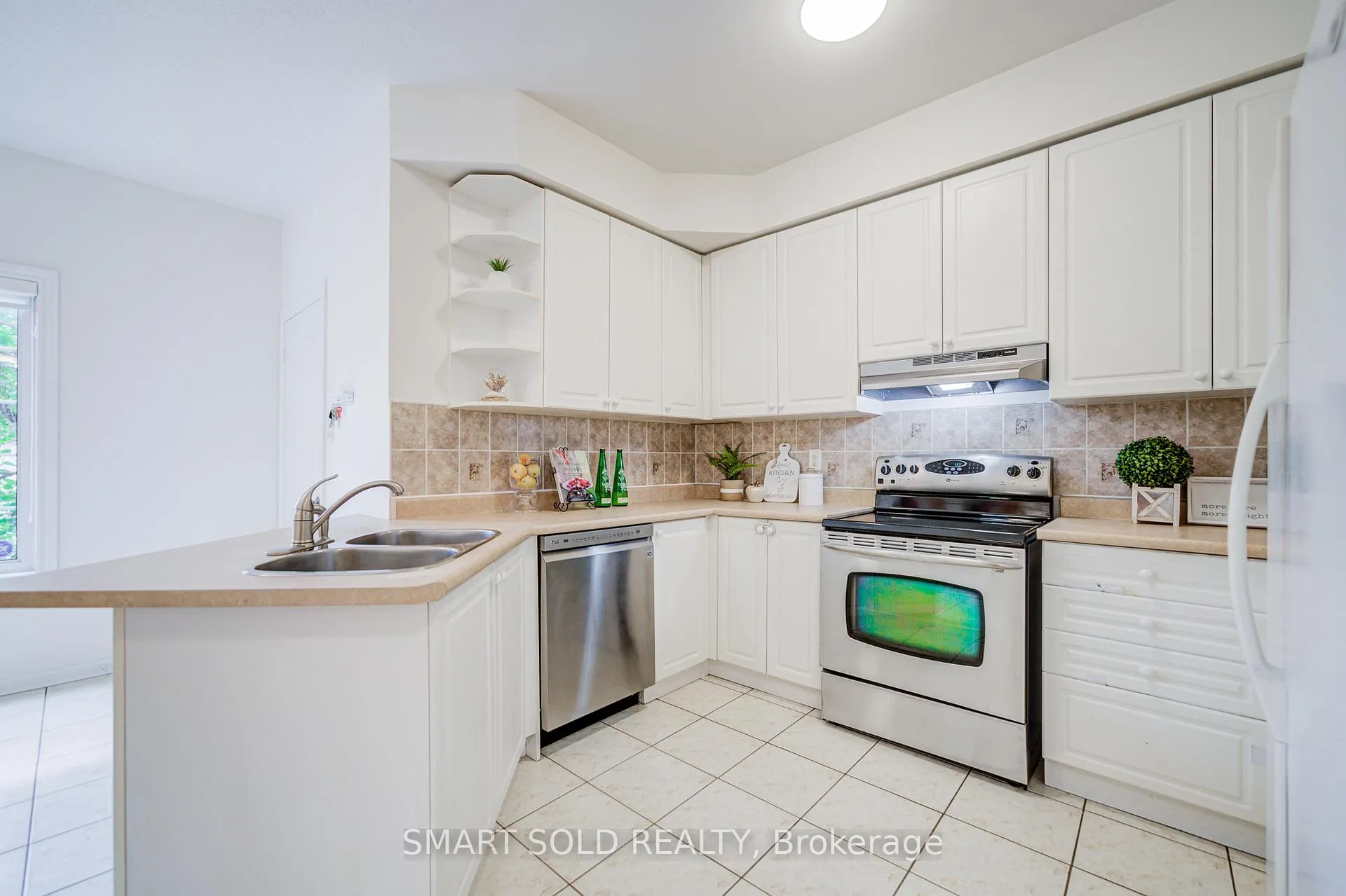 Photo 23 of 4 Thornhill Woods Drive, Vaughan, Patterson — HOMEH