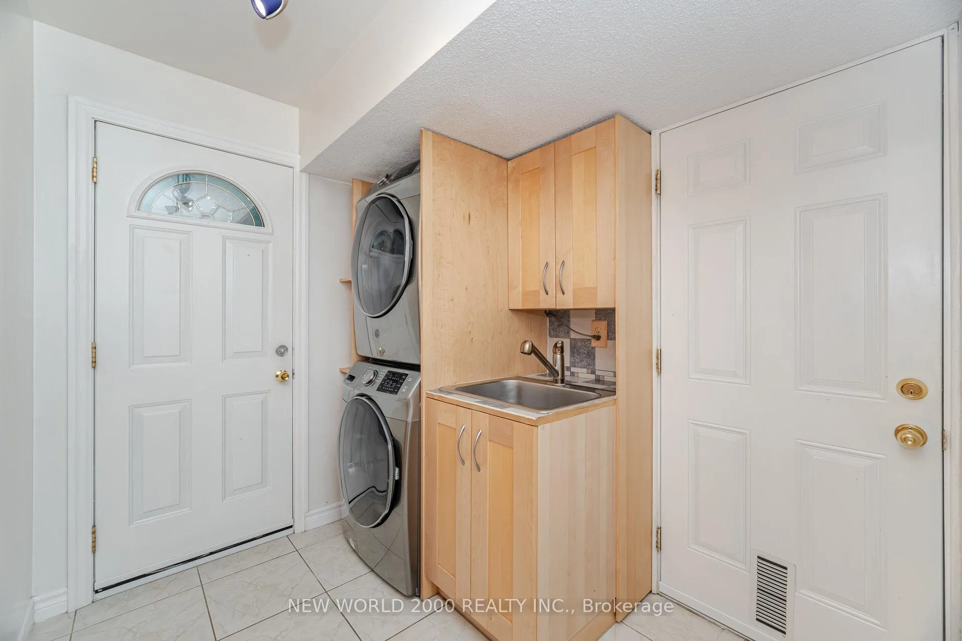 Photo 12 of 254 Maidstone Court, Caledon, Bolton North — HOMEH