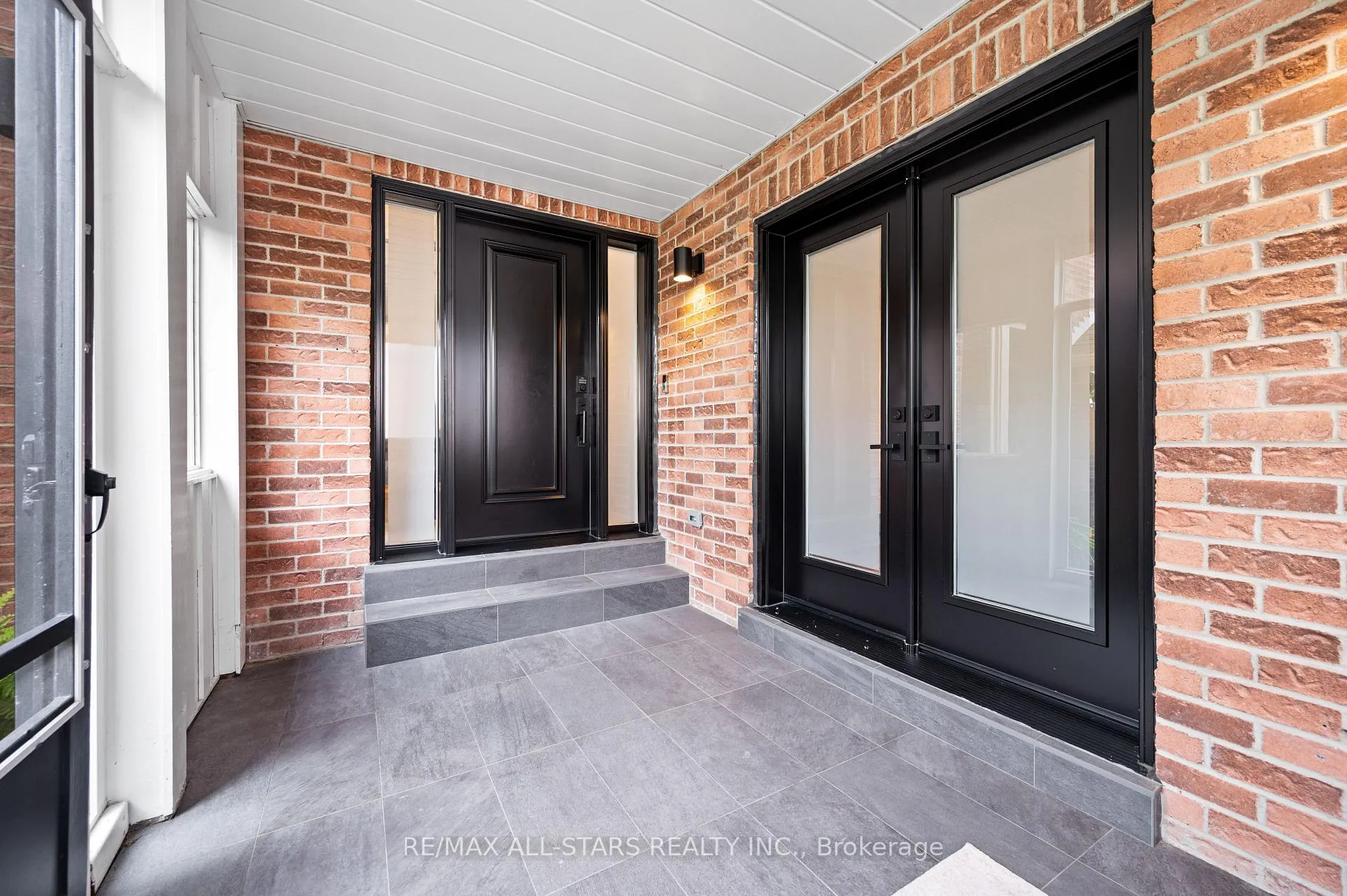 Photo 6 of 45 Rosemead Close, Markham, Unionville — HOMEH