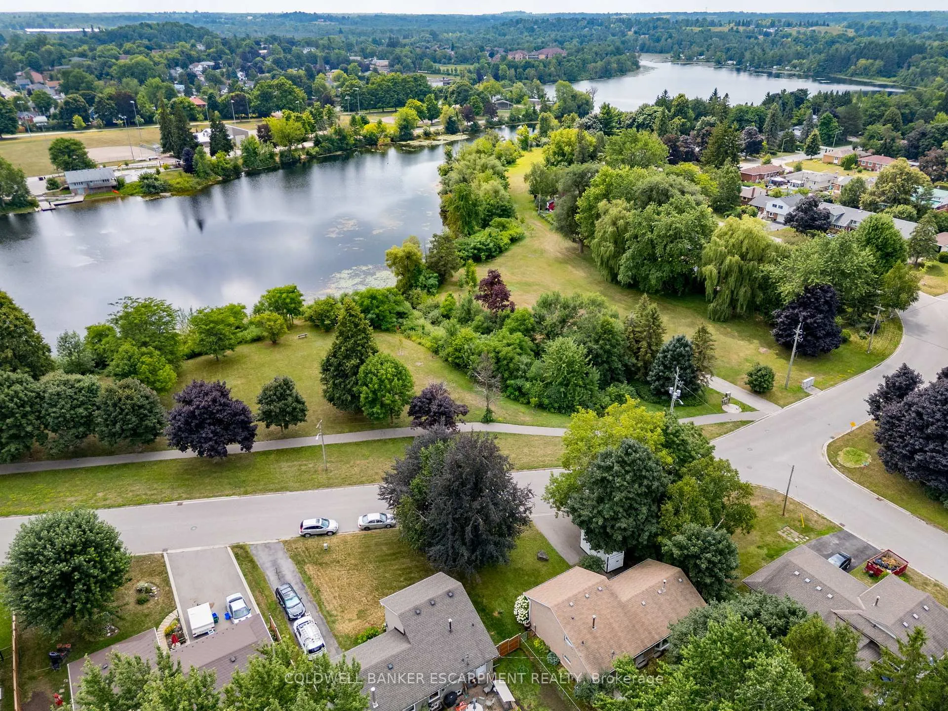 Photo 3 of 77 Elizabeth Drive, Halton Hills, Acton — HOMEH