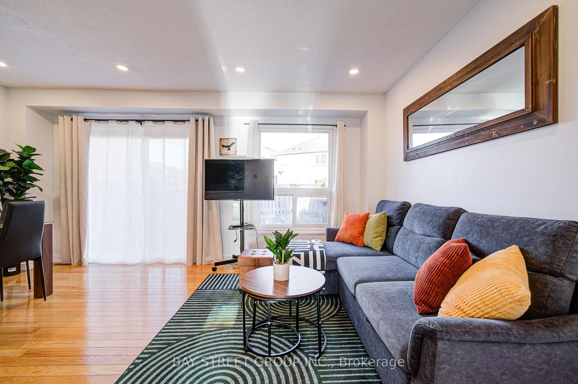 Photo 7 of 73 Mindy Crescent, Markham, Middlefield — HOMEH