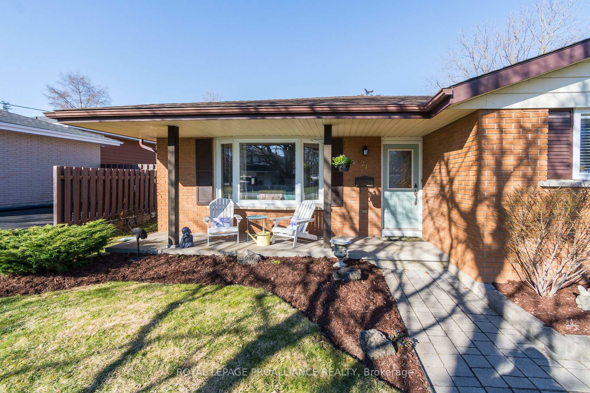 Photo 2 of 24 Lexington Crescent, Belleville, Belleville Ward — HOMEH