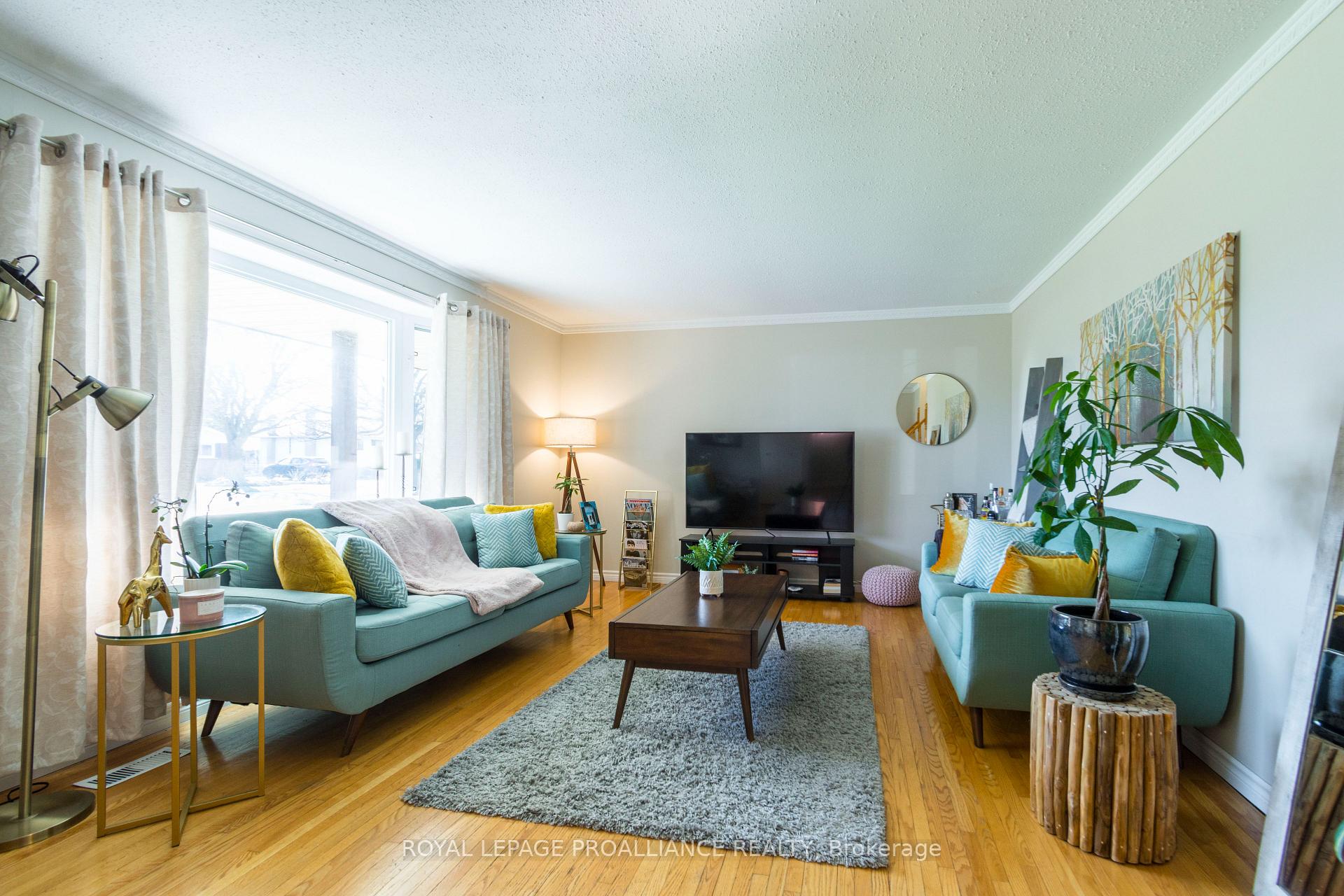 Photo 5 of 24 Lexington Crescent, Belleville, Belleville Ward — HOMEH
