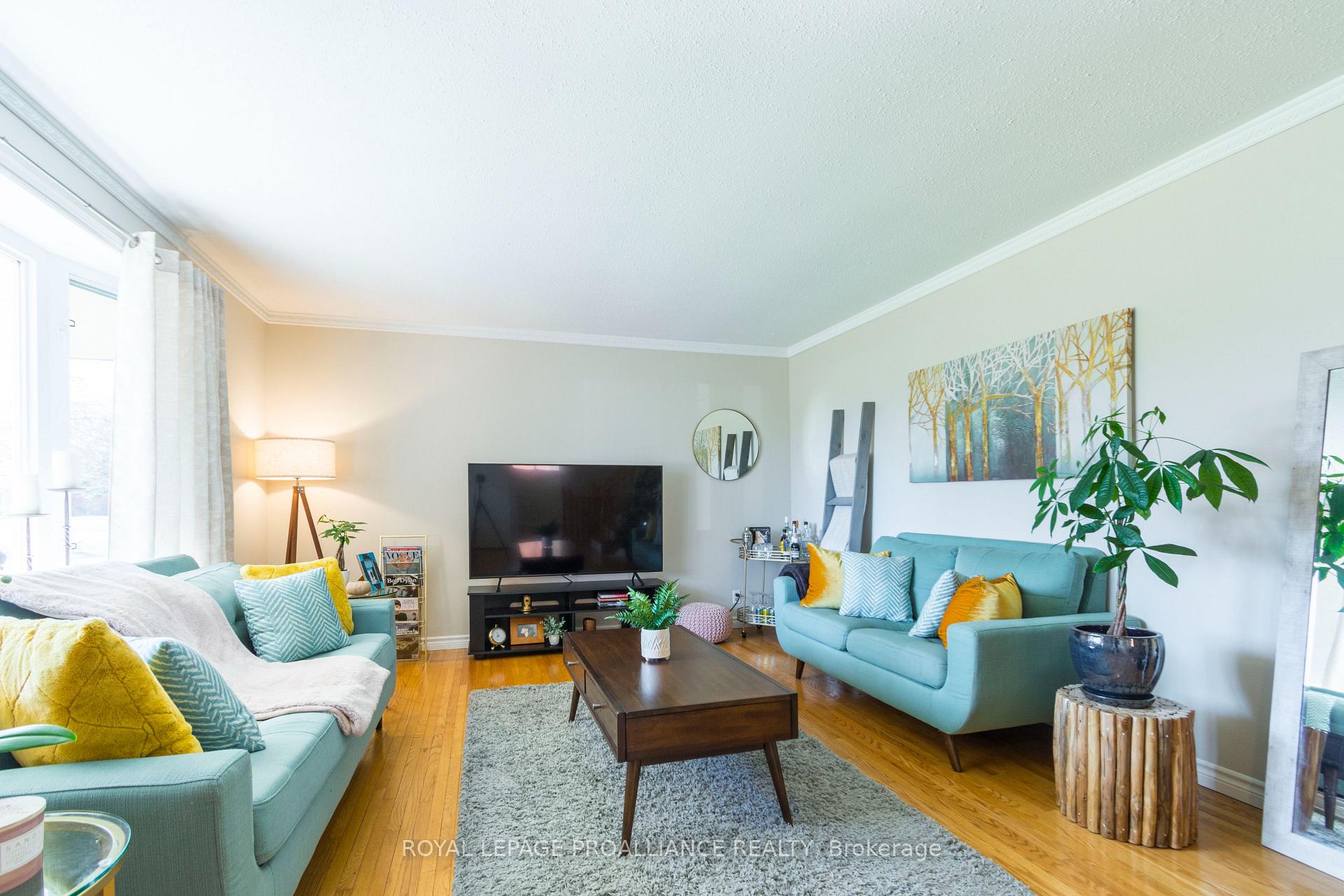 Photo 6 of 24 Lexington Crescent, Belleville, Belleville Ward — HOMEH