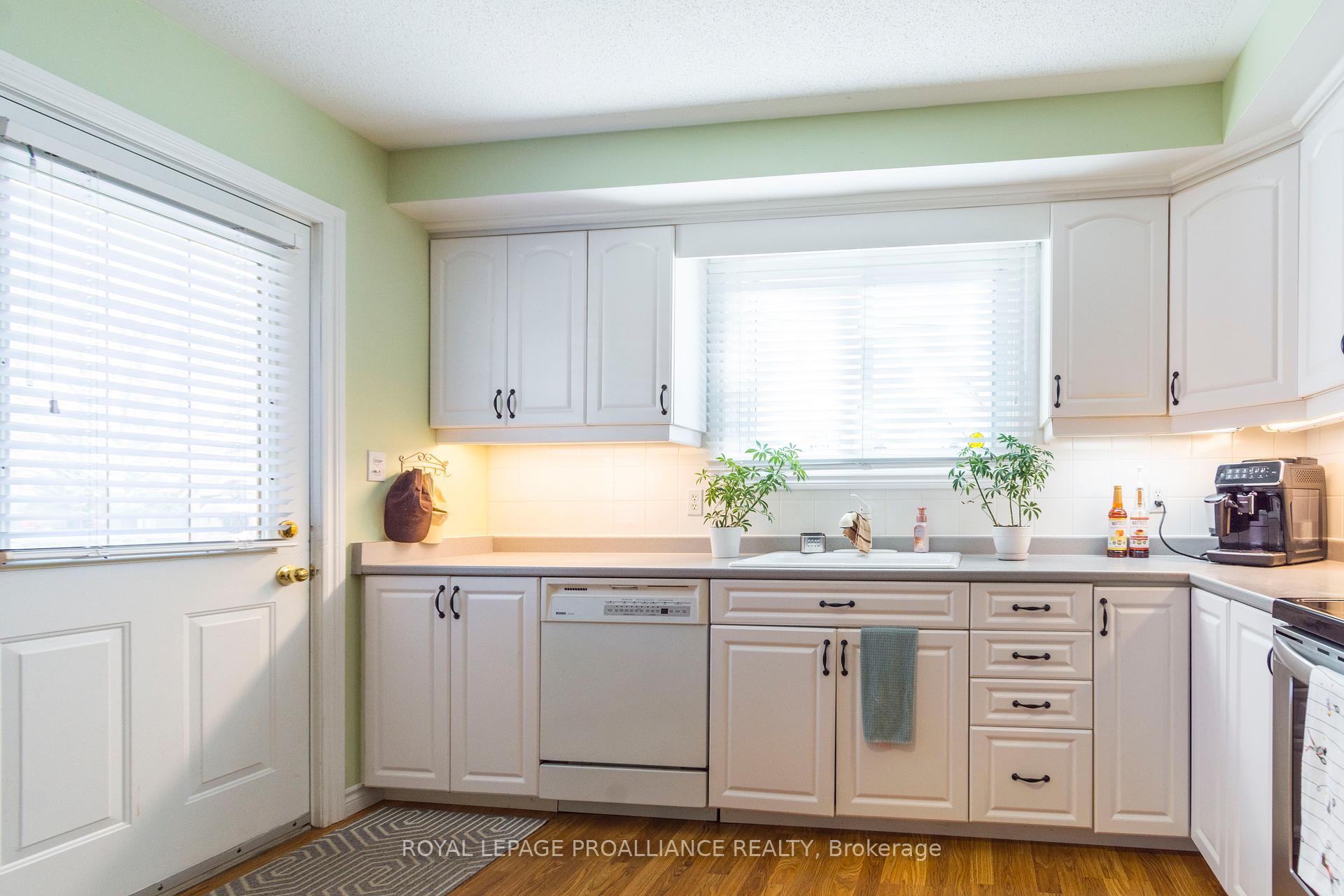 Photo 10 of 24 Lexington Crescent, Belleville, Belleville Ward — HOMEH