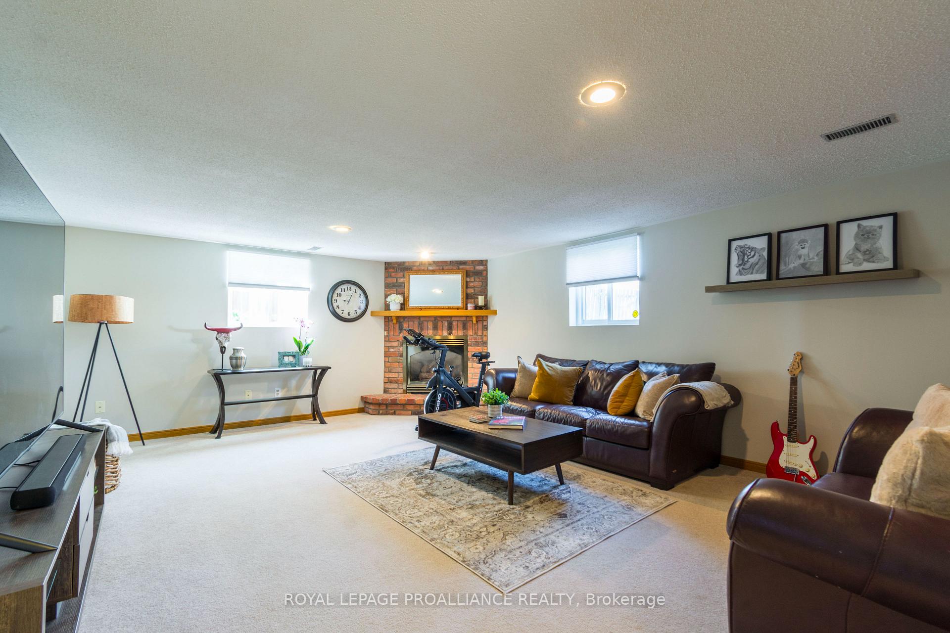 Photo 20 of 24 Lexington Crescent, Belleville, Belleville Ward — HOMEH