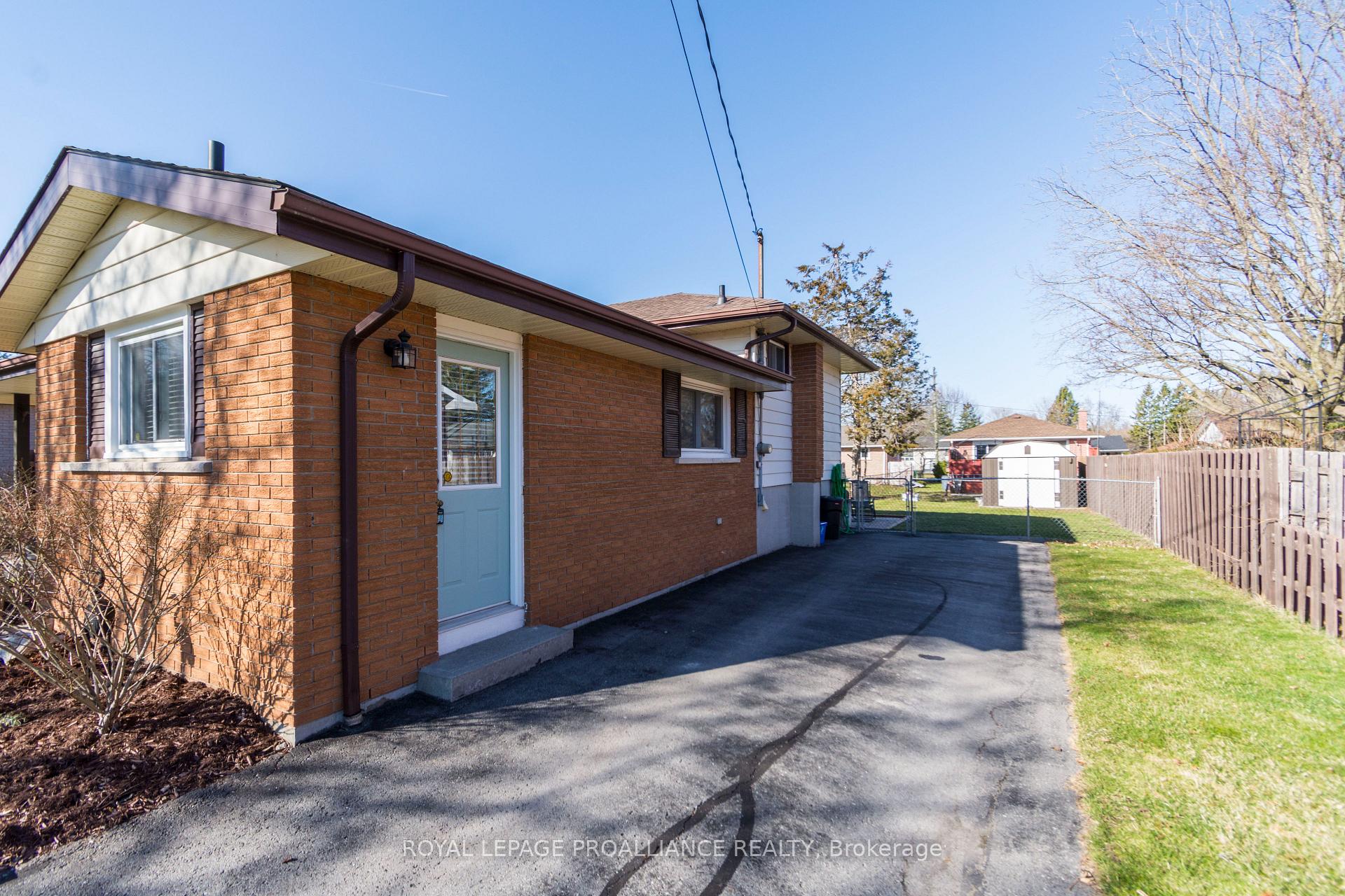 Photo 27 of 24 Lexington Crescent, Belleville, Belleville Ward — HOMEH