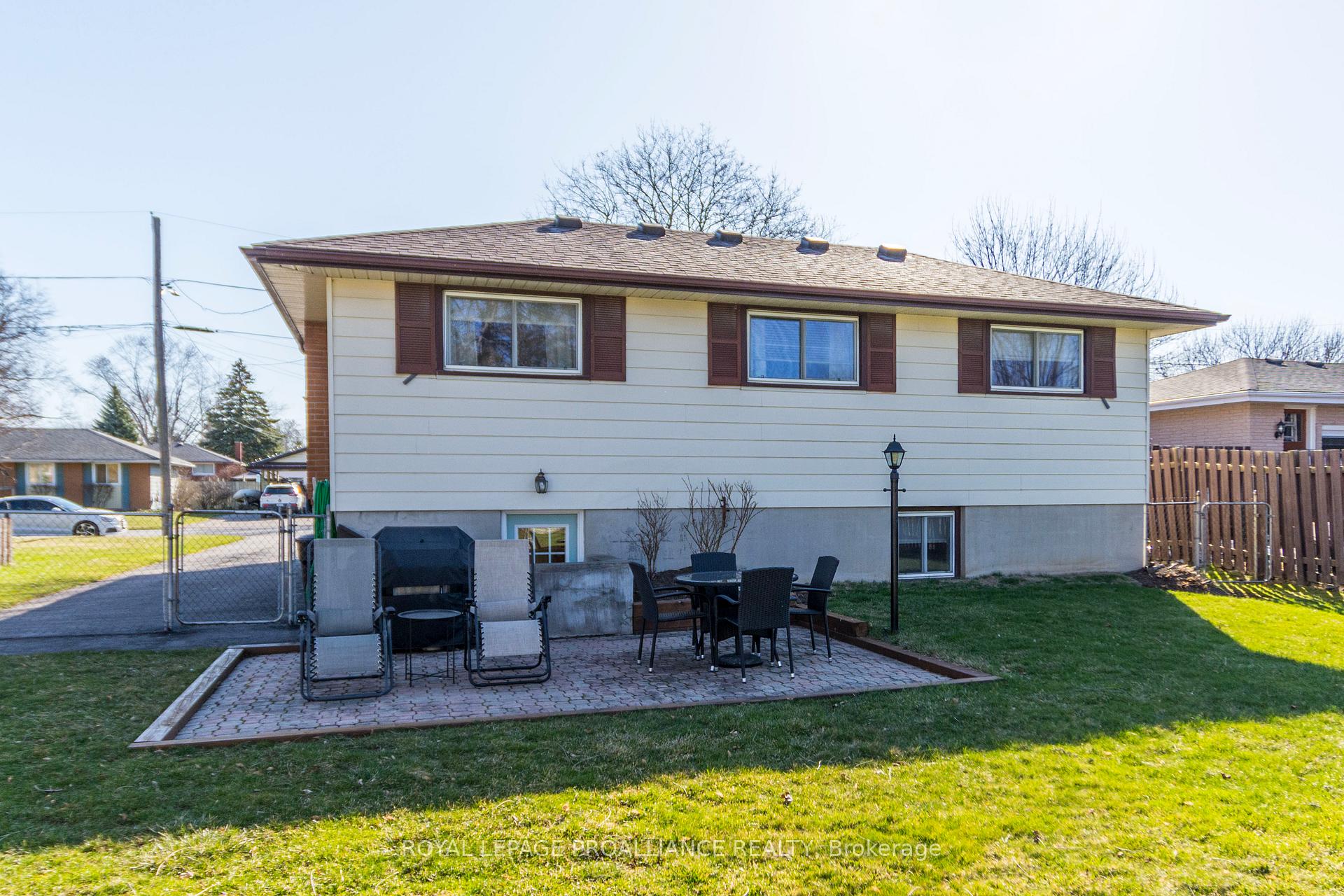 Photo 30 of 24 Lexington Crescent, Belleville, Belleville Ward — HOMEH