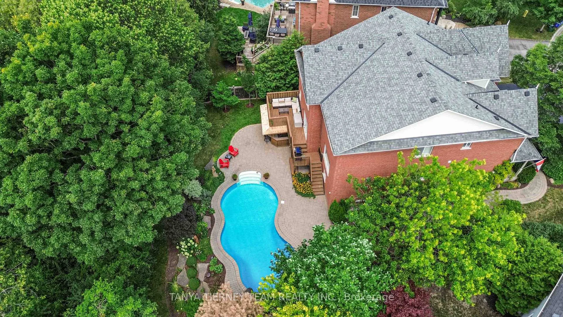 Photo 2 of 6 Braddock Court, Whitby, Brooklin — HOMEH