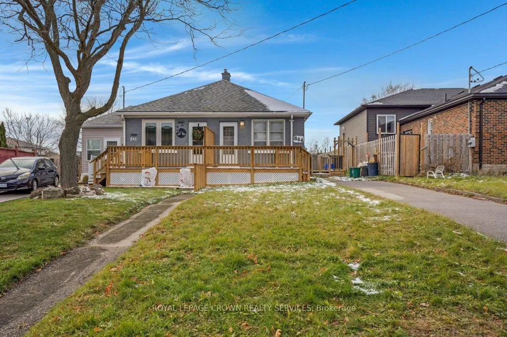 Front of 844 Stirling Avenue S