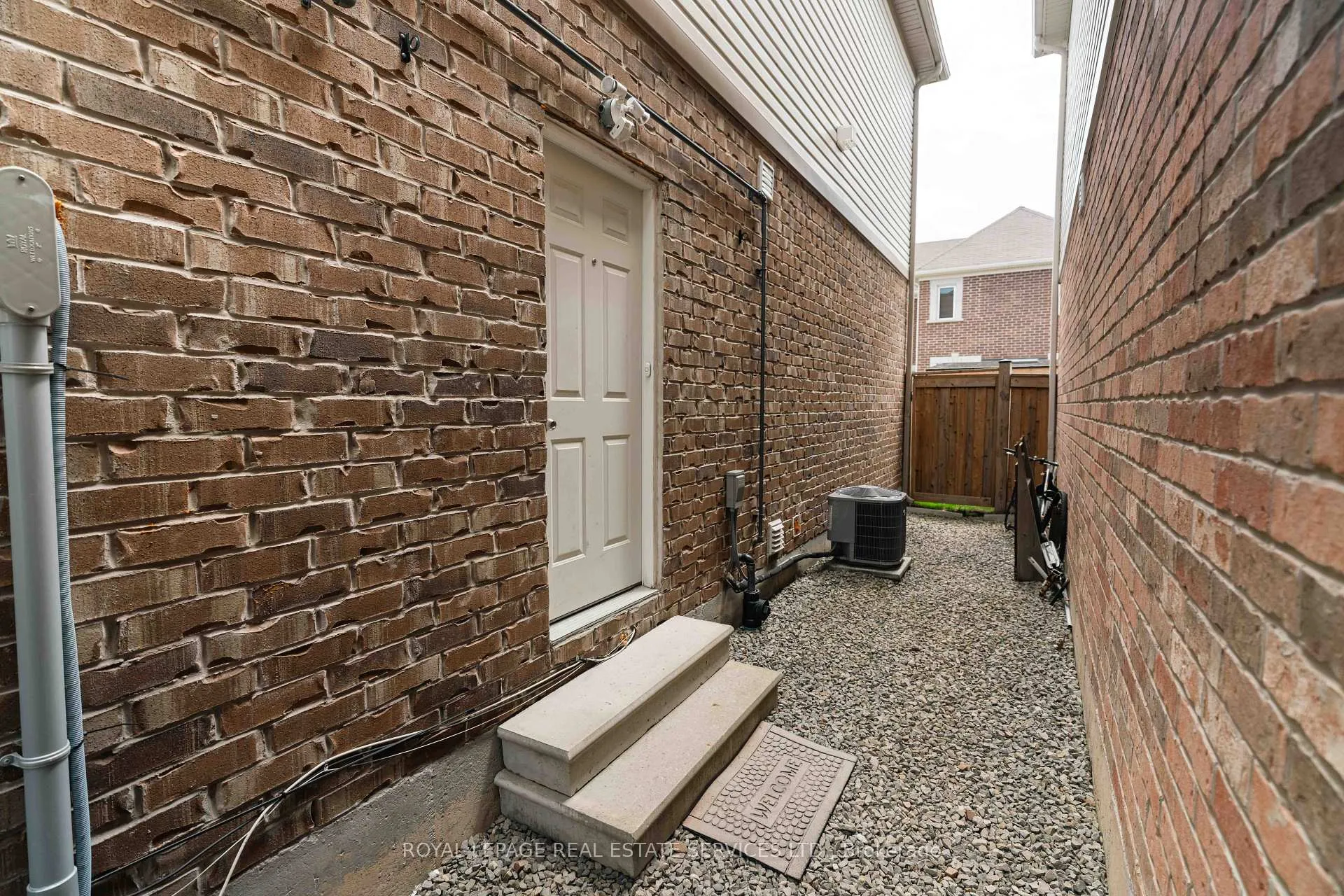 Photo 34 of 974 Penson Crescent, Milton, Coates — HOMEH