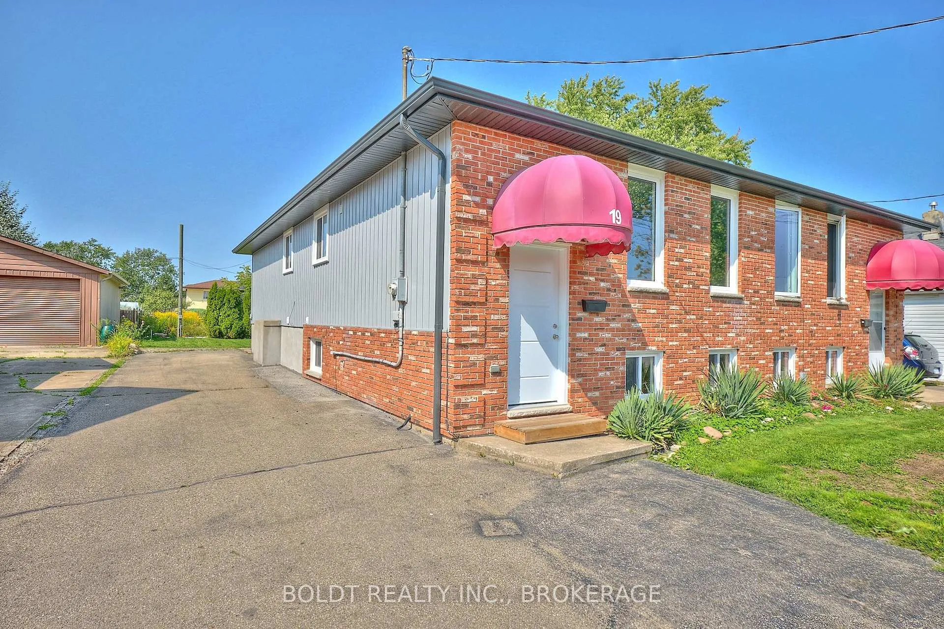 Photo 2 of 19 Colborne Street, Thorold, Thorold Downtown — HOMEH