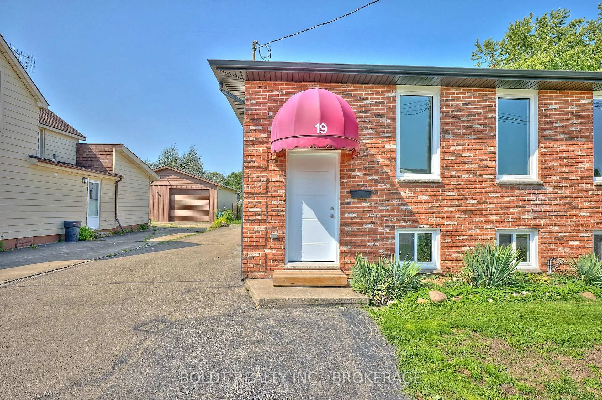 Photo 3 of 19 Colborne Street, Thorold, Thorold Downtown — HOMEH
