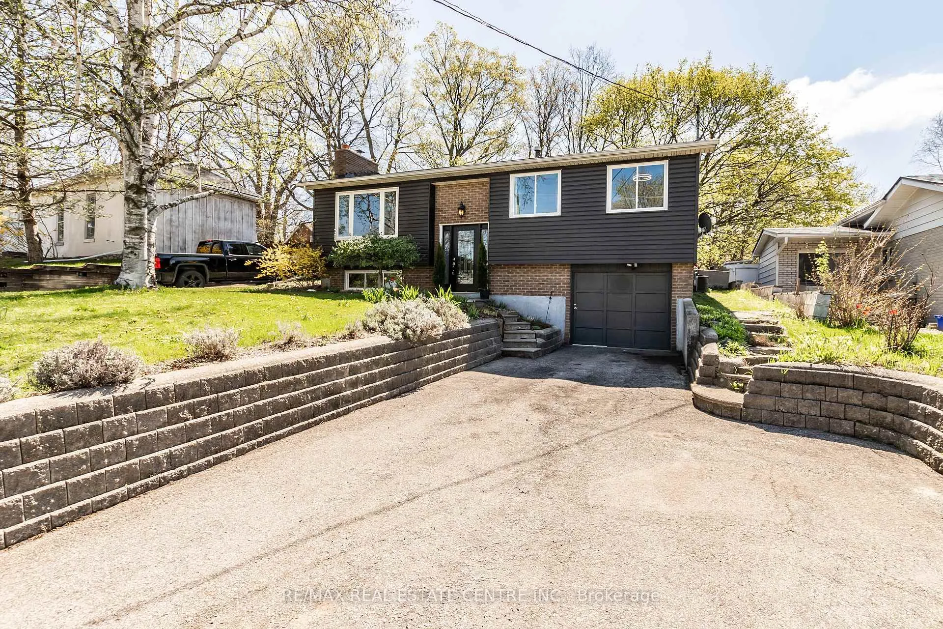 Photo 2 of 12 Cobblehill Road, Halton Hills, Acton — HOMEH