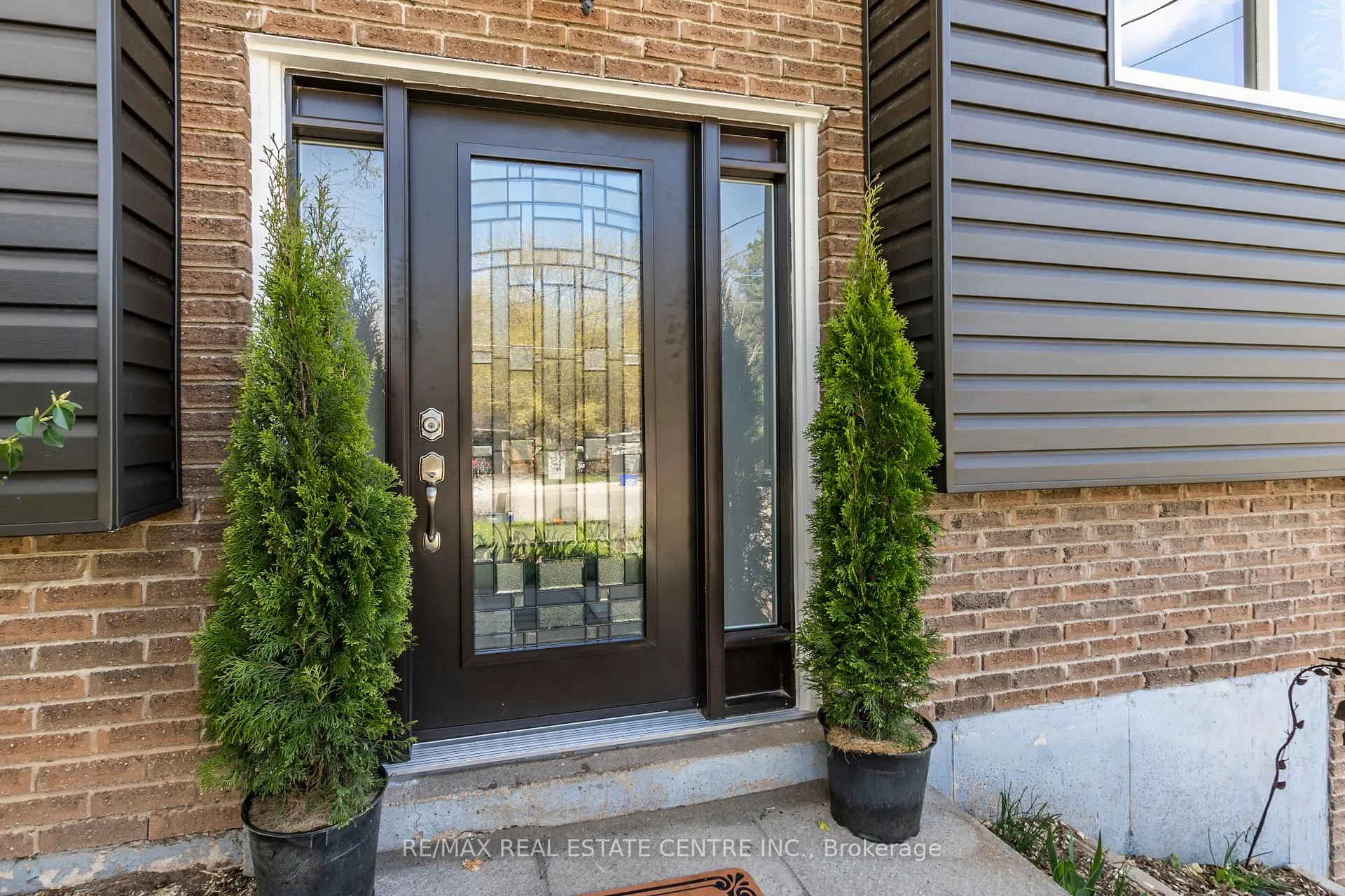Photo 3 of 12 Cobblehill Road, Halton Hills, Acton — HOMEH
