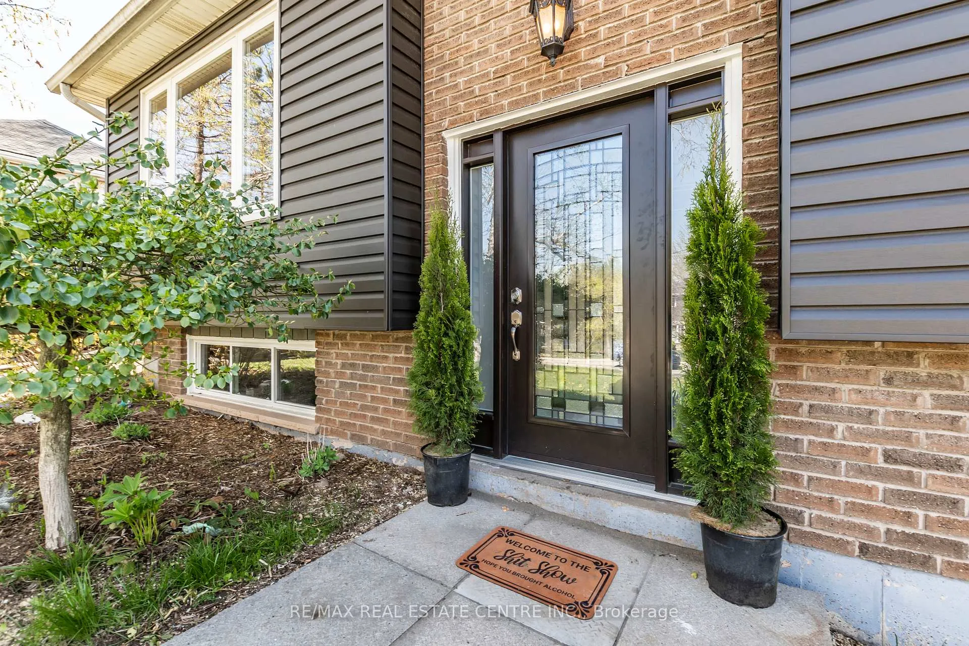 Photo 4 of 12 Cobblehill Road, Halton Hills, Acton — HOMEH