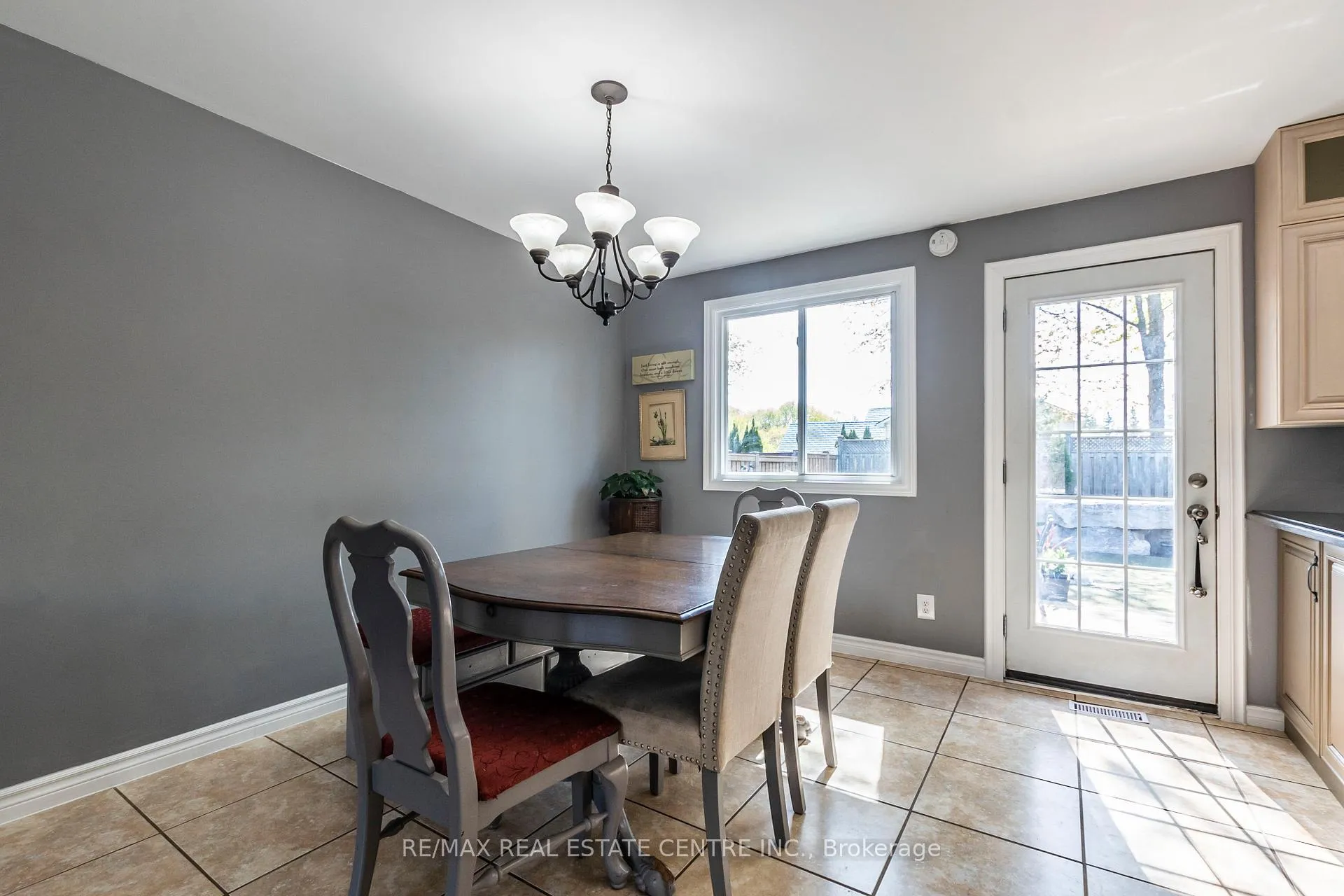 Photo 10 of 12 Cobblehill Road, Halton Hills, Acton — HOMEH