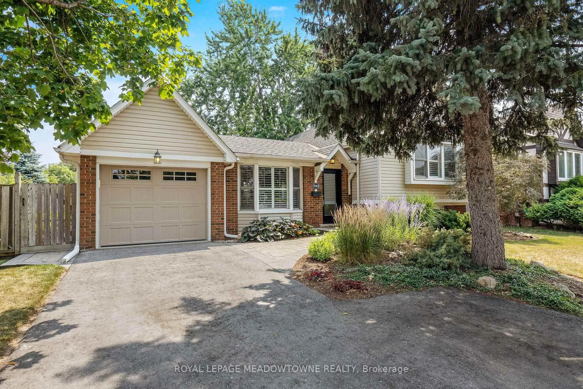 Photo 4 of 742 Willow Avenue, Milton, Dorset Park — HOMEH