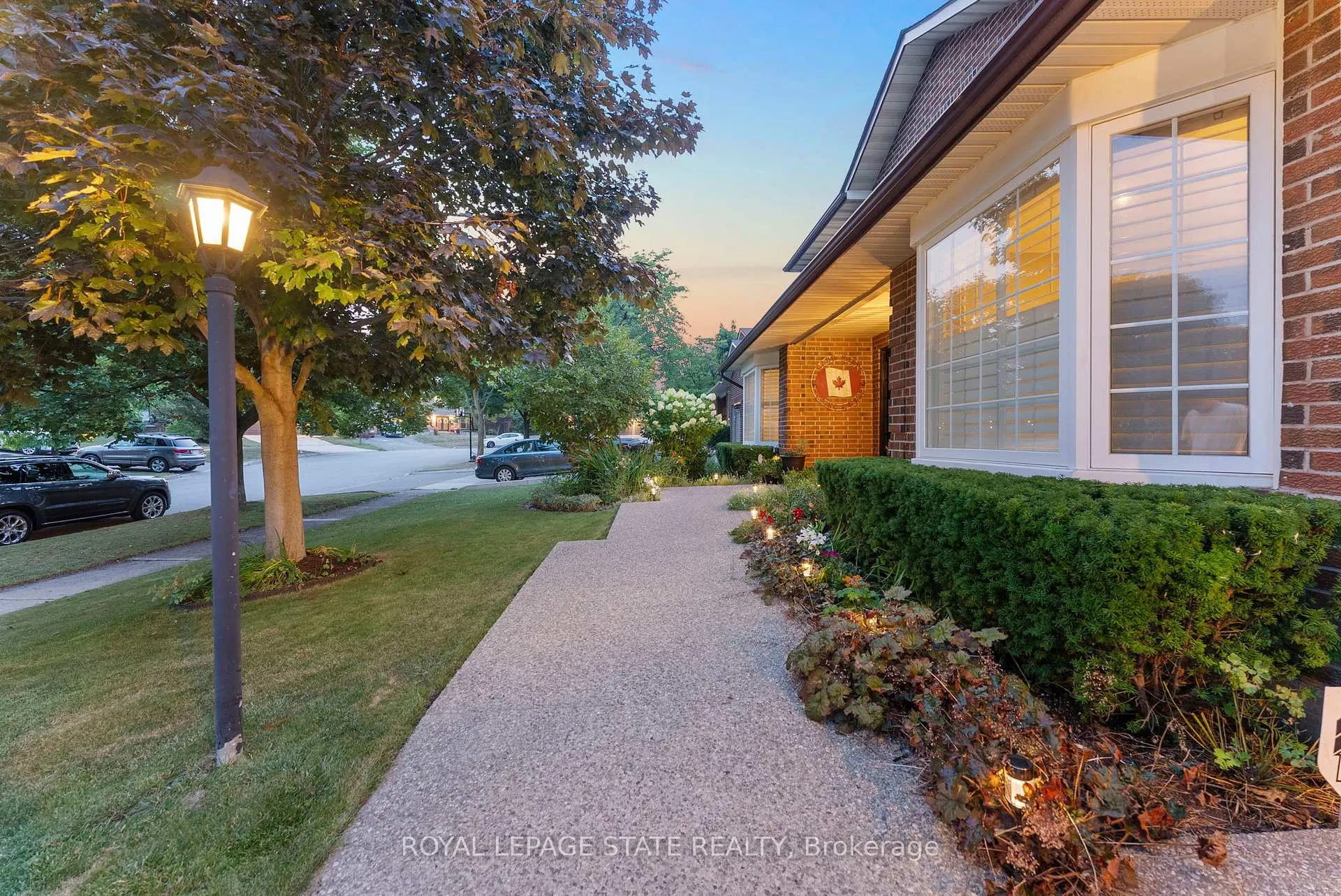 Photo 4 of 1511 Jasmine Crescent, Oakville, Falgarwood — HOMEH