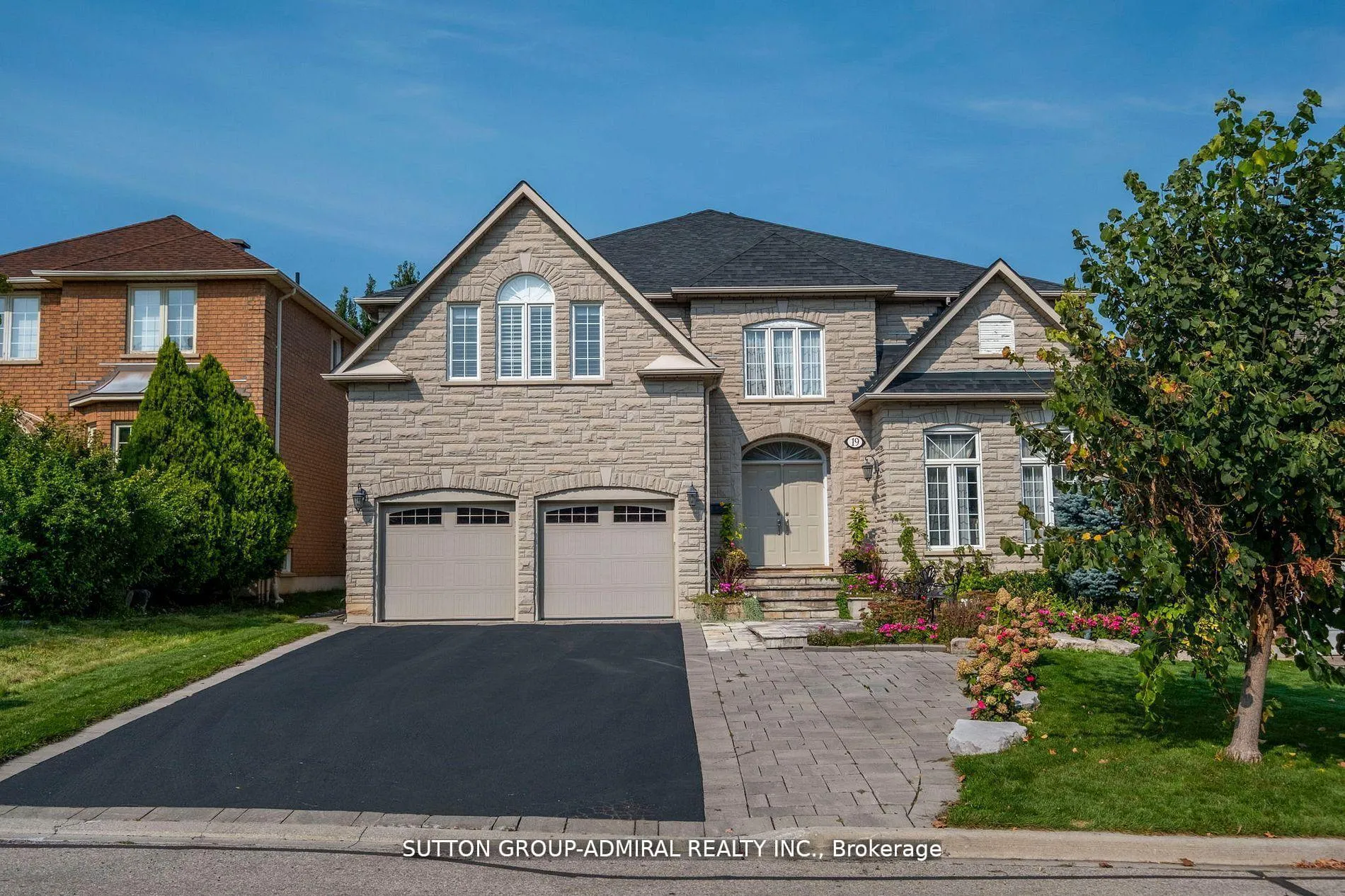 Photo 2 of 19 Langtry Place, Vaughan, Uplands — HOMEH