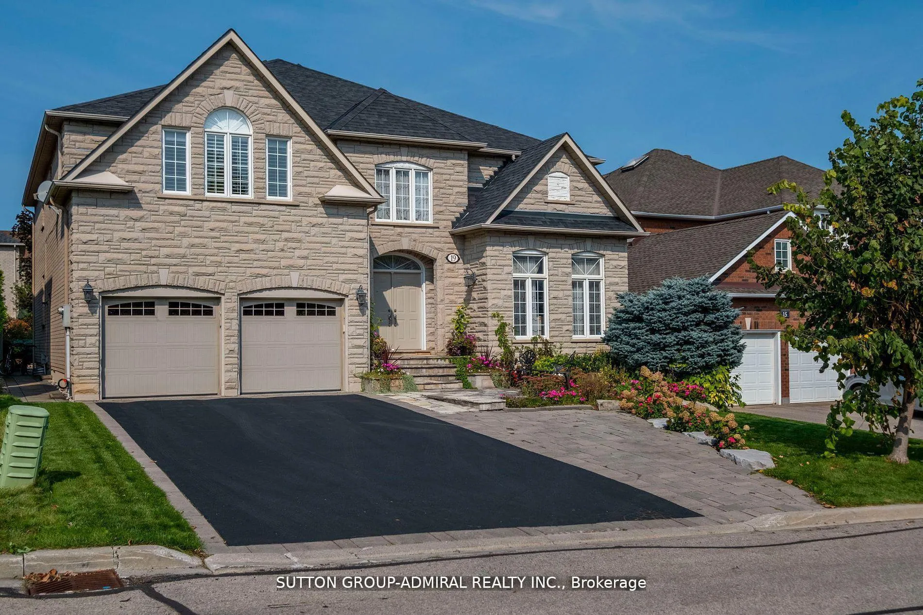 Photo 3 of 19 Langtry Place, Vaughan, Uplands — HOMEH