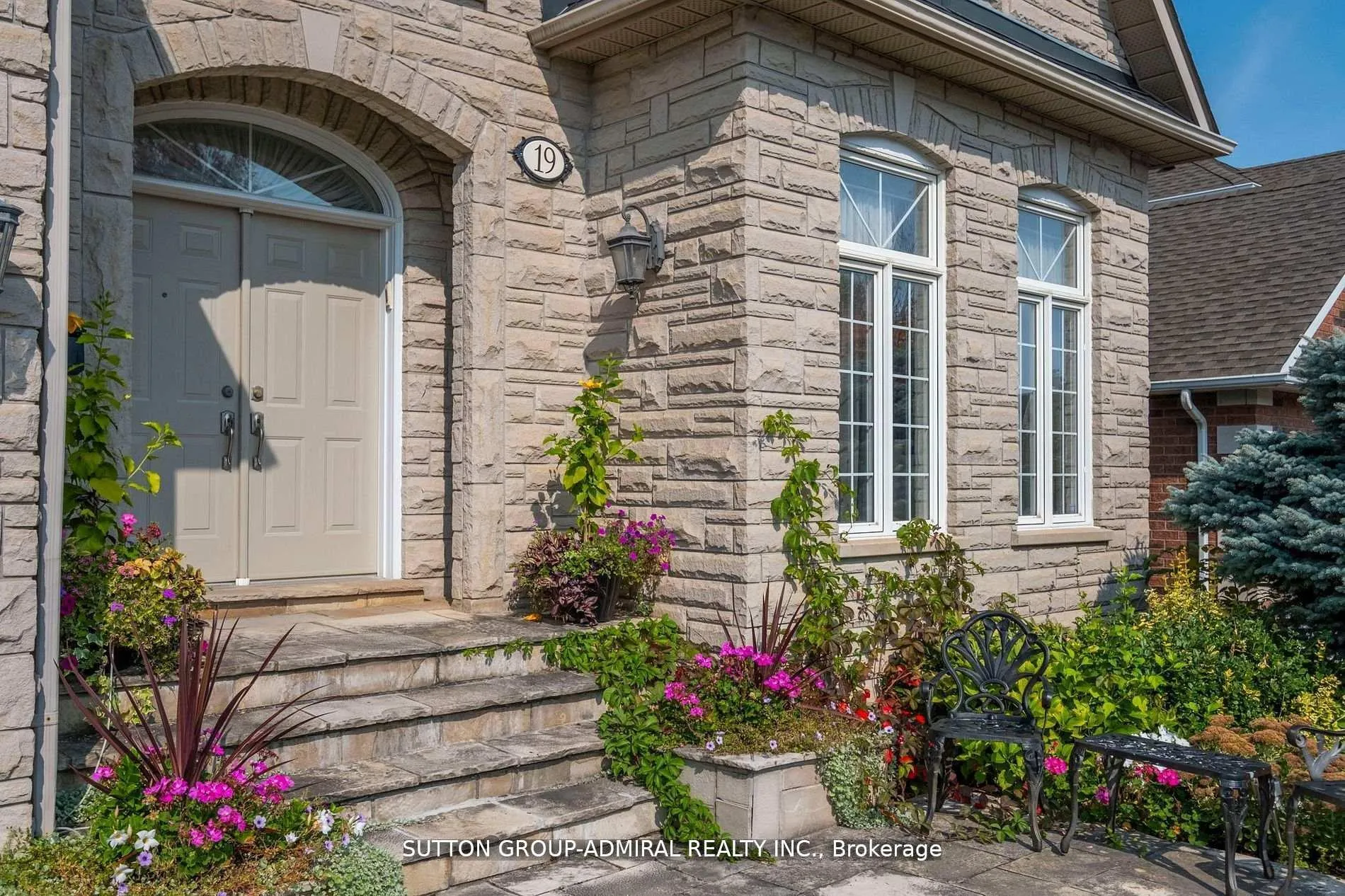 Photo 4 of 19 Langtry Place, Vaughan, Uplands — HOMEH