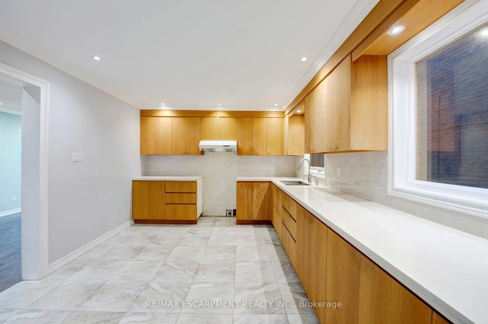 Photo 9 of 156 Cimmaron Street, Markham, Middlefield — HOMEH