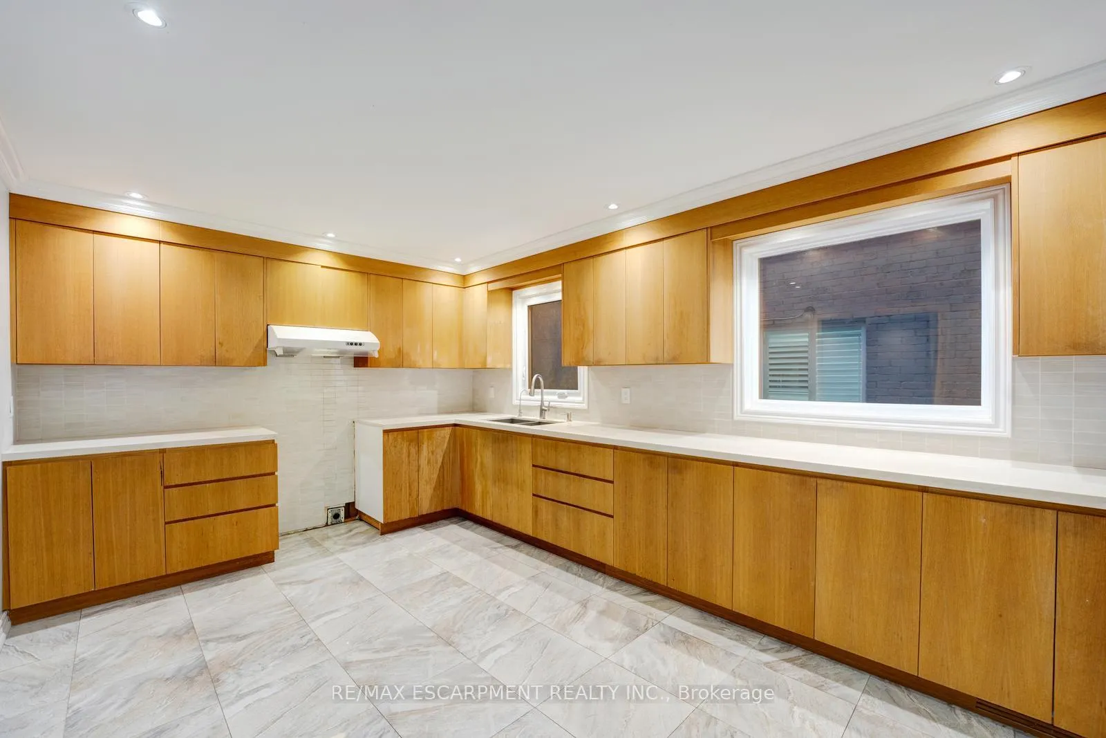 Photo 10 of 156 Cimmaron Street, Markham, Middlefield — HOMEH